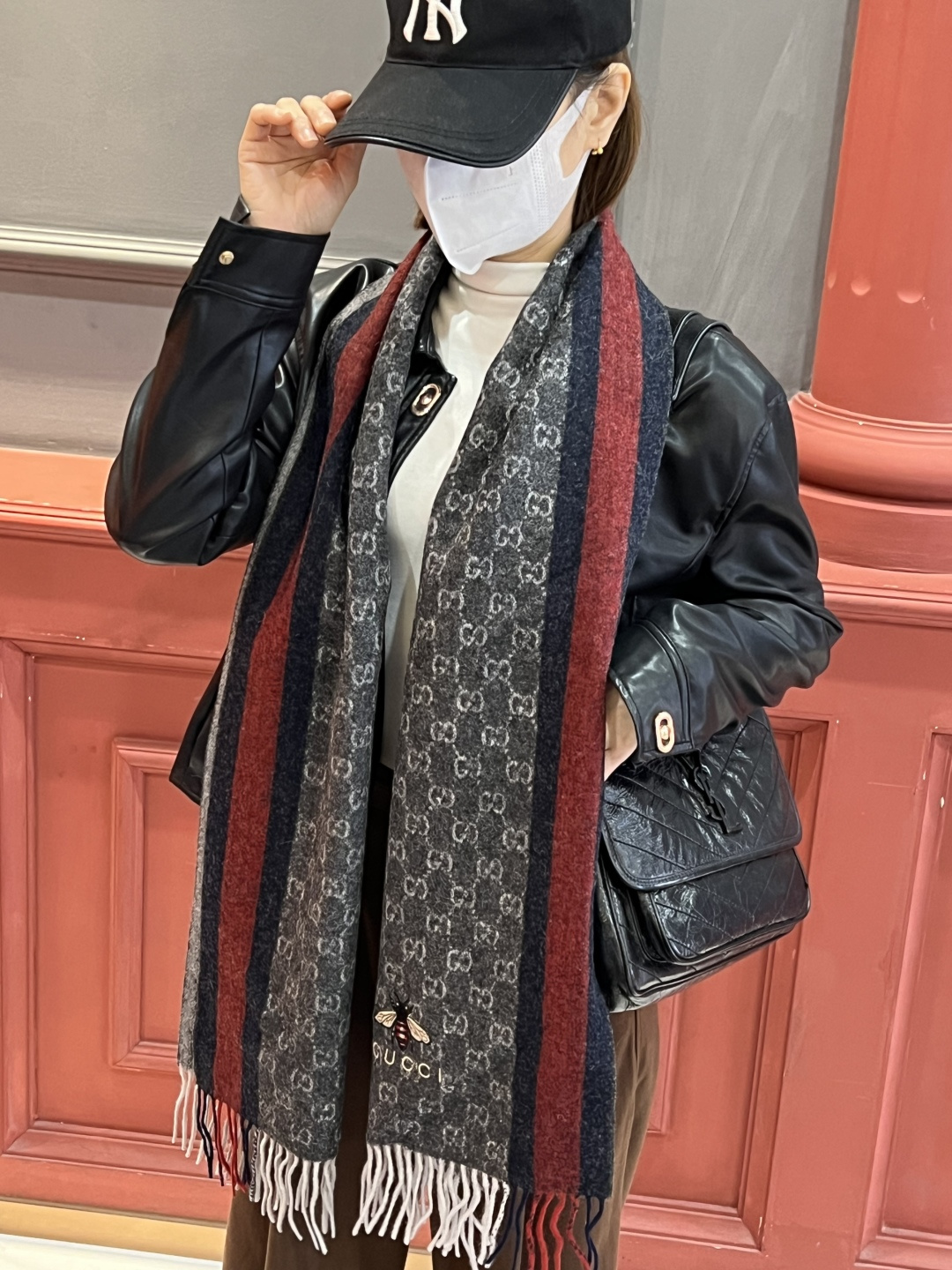 P165  Gucci · 古奇❗大G家经典蜜蜂羊绒围巾~今年这个红绿条纹又火了起来，众多大牌都有出这个元素的单品❗红绿条纹的元素就像豹纹，很考验设计师的眼光，听工厂说这个每个G格的大小非常精确，大了小了都会落得俗套❗意大利专柜的单子，SO…绝对放心入的时髦款～代工厂只接了经典的二色订单，因为织造太复杂，耗时太长了，纱线都是客供，非常有水头❗35*180cm的长巾设计，锁边非常点睛，别小看这样的小细节，这都是高端锁边大牌的匠心之处。不是很厚的，手感舒服到不行，非常柔软，微弹性。效果是超级棒的！这样的品质也算很不容易啦，羊绒红绿条和经典小蜜蜂的精致招牌刺绣 ❗一眼万年的炒鸡nice款式，您值得拥有❗