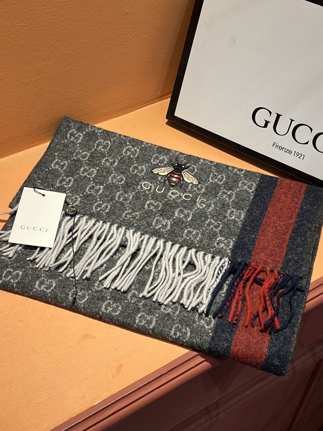P165  Gucci · 古奇❗大G家经典蜜蜂羊绒围巾~今年这个红绿条纹又火了起来，众多大牌都有出这个元素的单品❗红绿条纹的元素就像豹纹，很考验设计师的眼光，听工厂说这个每个G格的大小非常精确，大了小了都会落得俗套❗意大利专柜的单子，SO…绝对放心入的时髦款～代工厂只接了经典的二色订单，因为织造太复杂，耗时太长了，纱线都是客供，非常有水头❗35*180cm的长巾设计，锁边非常点睛，别小看这样的小细节，这都是高端锁边大牌的匠心之处。不是很厚的，手感舒服到不行，非常柔软，微弹性。效果是超级棒的！这样的品质也算很不容易啦，羊绒红绿条和经典小蜜蜂的精致招牌刺绣 ❗一眼万年的炒鸡nice款式，您值得拥有❗