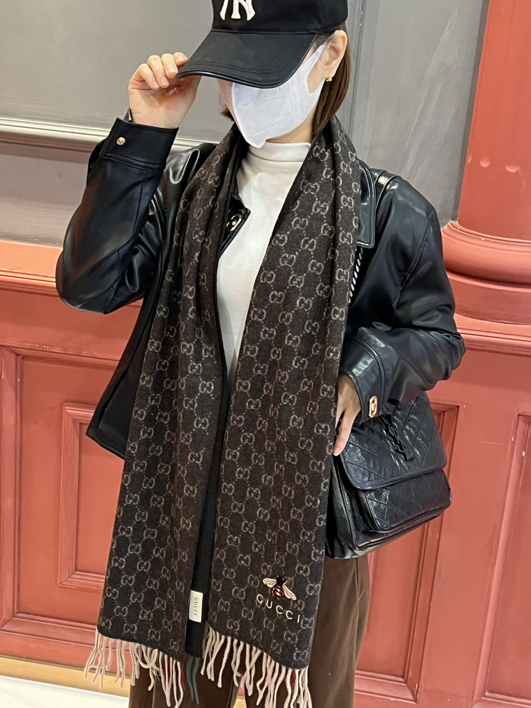 P165  Gucci · 古奇❗大G家经典蜜蜂羊绒围巾~今年这个红绿条纹又火了起来，众多大牌都有出这个元素的单品❗红绿条纹的元素就像豹纹，很考验设计师的眼光，听工厂说这个每个G格的大小非常精确，大了小了都会落得俗套❗意大利专柜的单子，SO…绝对放心入的时髦款～代工厂只接了经典的二色订单，因为织造太复杂，耗时太长了，纱线都是客供，非常有水头❗35*180cm的长巾设计，锁边非常点睛，别小看这样的小细节，这都是高端锁边大牌的匠心之处。不是很厚的，手感舒服到不行，非常柔软，微弹性。效果是超级棒的！这样的品质也算很不容易啦，羊绒红绿条和经典小蜜蜂的精致招牌刺绣 ❗一眼万年的炒鸡nice款式，您值得拥有❗