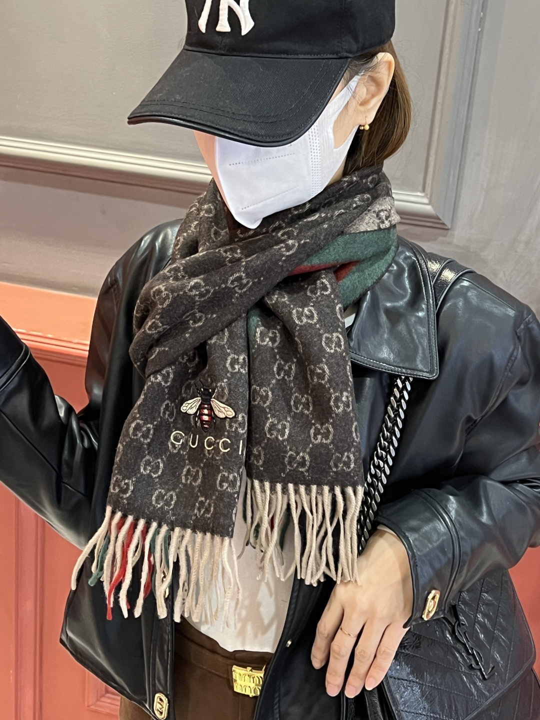 P165  Gucci · 古奇❗大G家经典蜜蜂羊绒围巾~今年这个红绿条纹又火了起来，众多大牌都有出这个元素的单品❗红绿条纹的元素就像豹纹，很考验设计师的眼光，听工厂说这个每个G格的大小非常精确，大了小了都会落得俗套❗意大利专柜的单子，SO…绝对放心入的时髦款～代工厂只接了经典的二色订单，因为织造太复杂，耗时太长了，纱线都是客供，非常有水头❗35*180cm的长巾设计，锁边非常点睛，别小看这样的小细节，这都是高端锁边大牌的匠心之处。不是很厚的，手感舒服到不行，非常柔软，微弹性。效果是超级棒的！这样的品质也算很不容易啦，羊绒红绿条和经典小蜜蜂的精致招牌刺绣 ❗一眼万年的炒鸡nice款式，您值得拥有❗