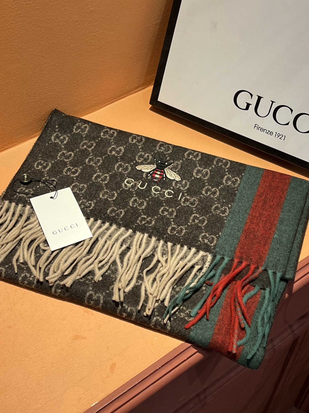 P165  Gucci · 古奇❗大G家经典蜜蜂羊绒围巾~今年这个红绿条纹又火了起来，众多大牌都有出这个元素的单品❗红绿条纹的元素就像豹纹，很考验设计师的眼光，听工厂说这个每个G格的大小非常精确，大了小了都会落得俗套❗意大利专柜的单子，SO…绝对放心入的时髦款～代工厂只接了经典的二色订单，因为织造太复杂，耗时太长了，纱线都是客供，非常有水头❗35*180cm的长巾设计，锁边非常点睛，别小看这样的小细节，这都是高端锁边大牌的匠心之处。不是很厚的，手感舒服到不行，非常柔软，微弹性。效果是超级棒的！这样的品质也算很不容易啦，羊绒红绿条和经典小蜜蜂的精致招牌刺绣 ❗一眼万年的炒鸡nice款式，您值得拥有❗