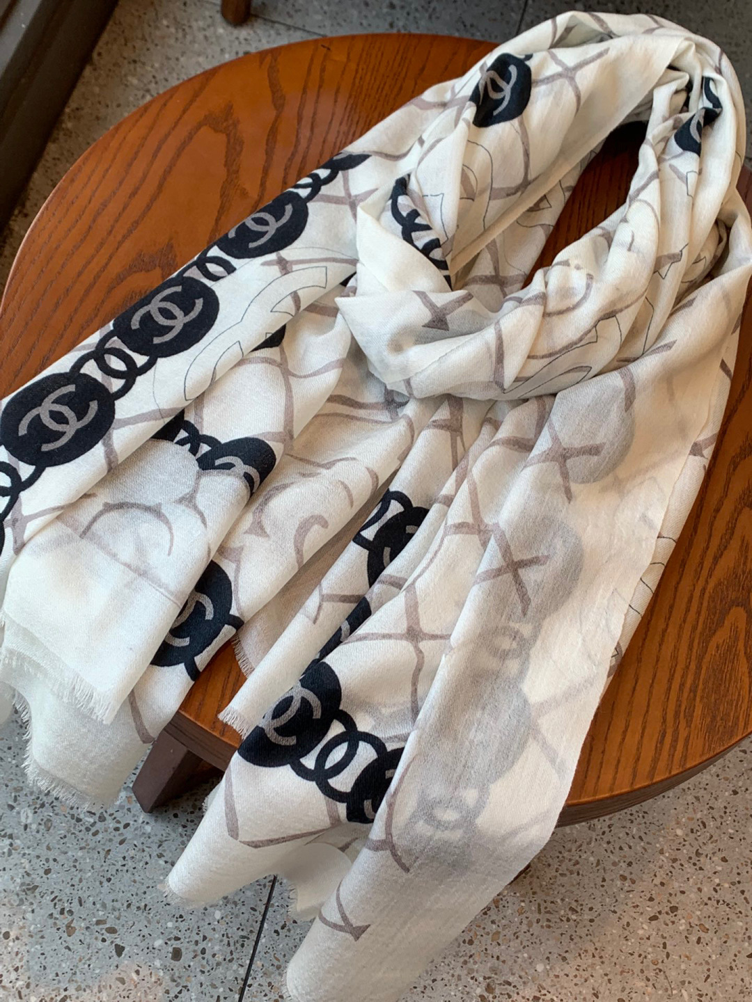 香家最最经典的山茶花系列，经典到每个女人的衣柜都要收纳的一条 满足你的日常所需，舒适的触感，让你舍不得脱