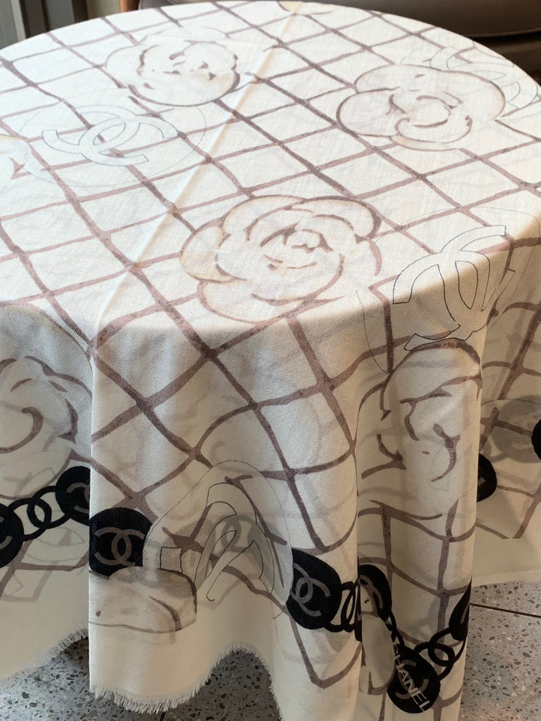 香家最最经典的山茶花系列，经典到每个女人的衣柜都要收纳的一条 满足你的日常所需，舒适的触感，让你舍不得脱