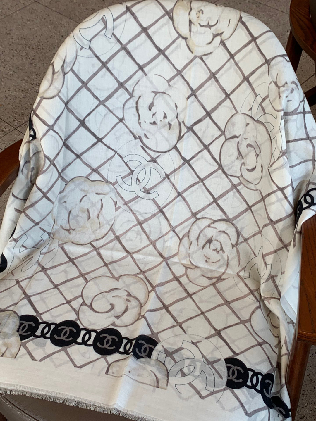 香家最最经典的山茶花系列，经典到每个女人的衣柜都要收纳的一条 满足你的日常所需，舒适的触感，让你舍不得脱