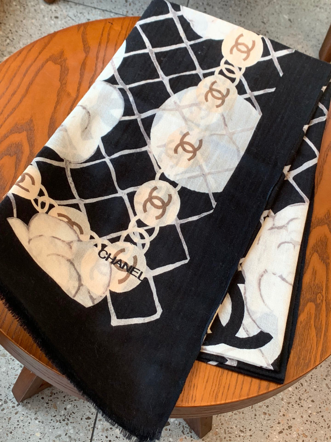 香家最最经典的山茶花系列，经典到每个女人的衣柜都要收纳的一条 满足你的日常所需，舒适的触感，让你舍不得脱