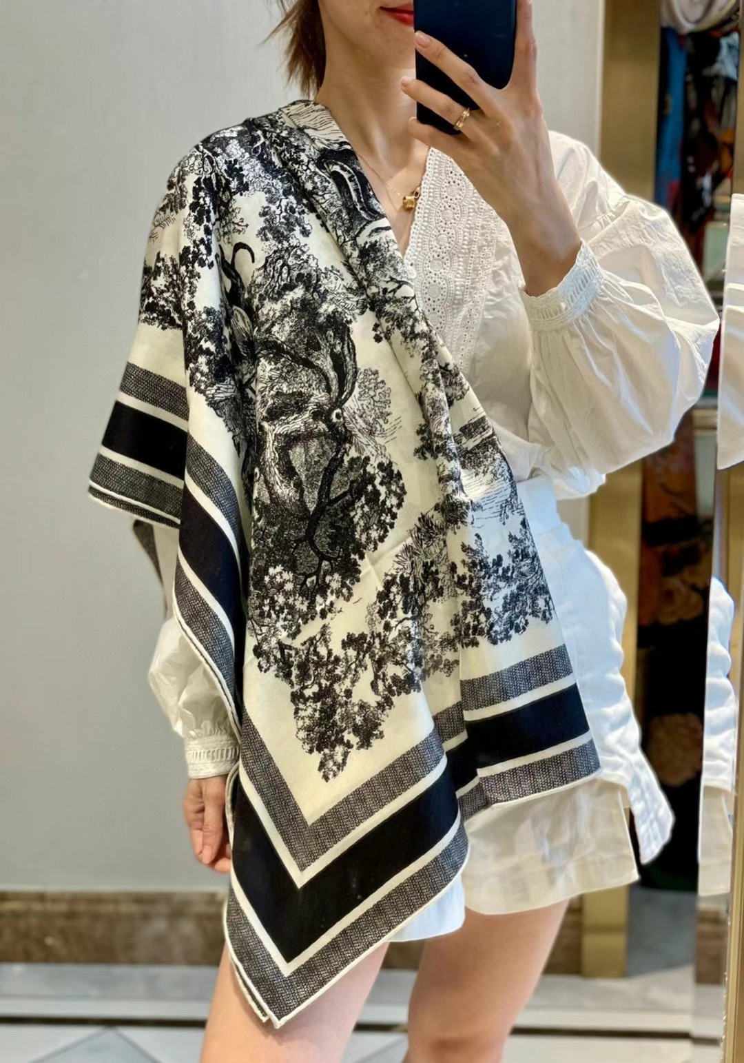 上新❤️ 𝐃𝐈𝐎𝐑 2025早春新款 《茹伊丛手绘方巾》size：110x110 cm 【双面同色丝绒方