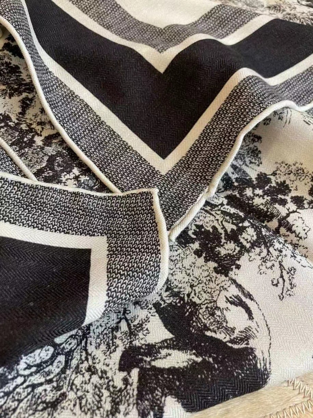 上新❤️ 𝐃𝐈𝐎𝐑 2025早春新款 《茹伊丛手绘方巾》size：110x110 cm 【双面同色丝绒方