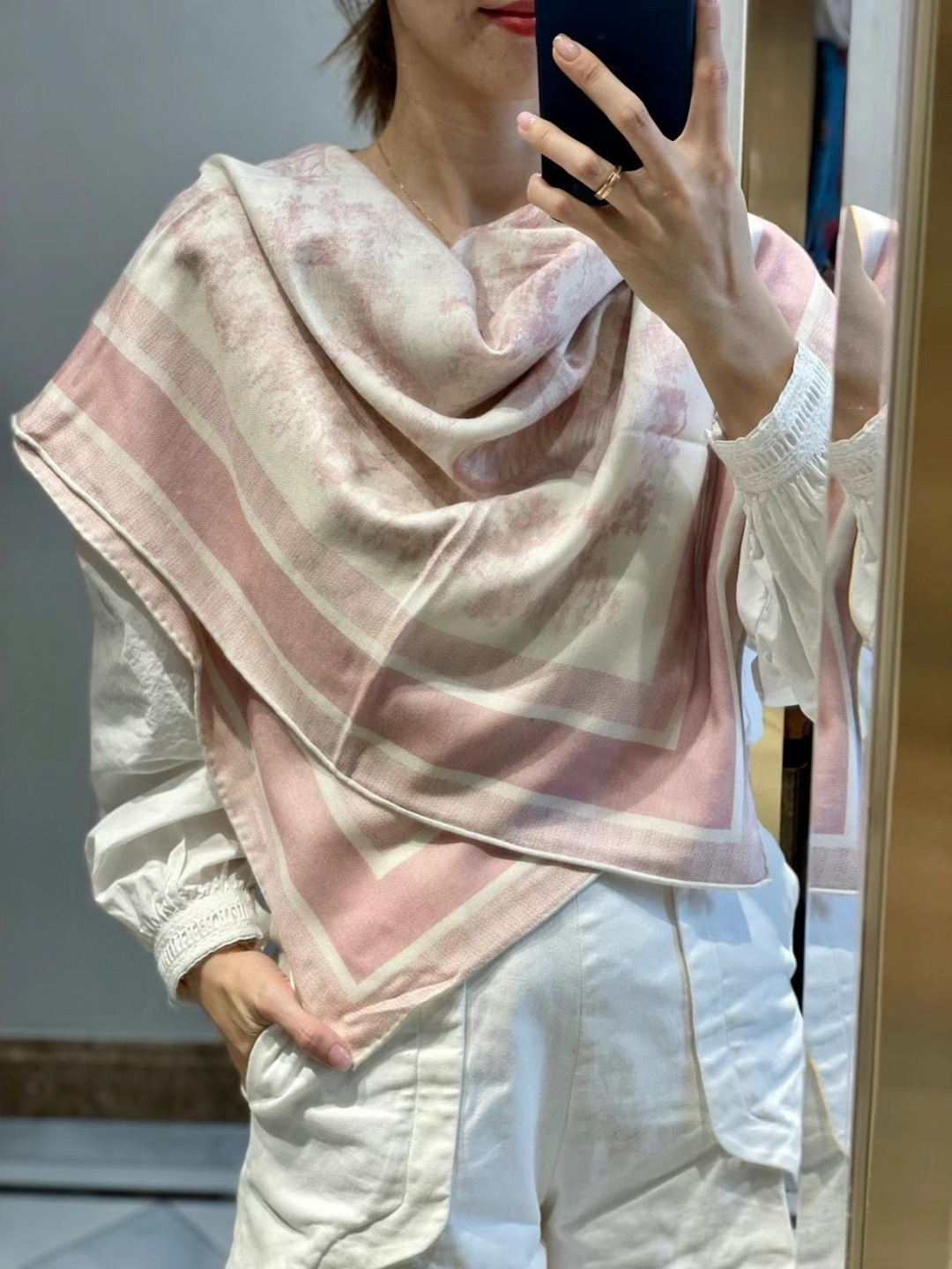 上新❤️ 𝐃𝐈𝐎𝐑 2025早春新款 《茹伊丛手绘方巾》size：110x110 cm 【双面同色丝绒方