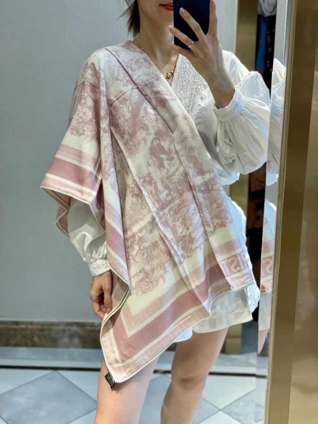 上新❤️ 𝐃𝐈𝐎𝐑 2025早春新款 《茹伊丛手绘方巾》size：110x110 cm 【双面同色丝绒方