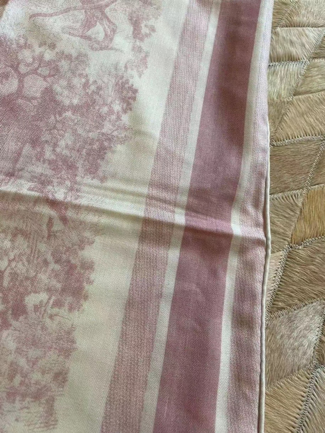 上新❤️ 𝐃𝐈𝐎𝐑 2025早春新款 《茹伊丛手绘方巾》size：110x110 cm 【双面同色丝绒方