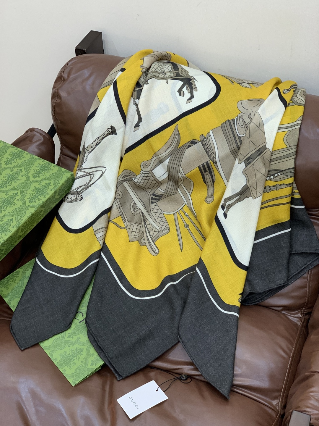 💟Gucci~140双面丝绒披肩马鞍细节和骑马图案以精致色调匠心呈献，意在向品牌与马术世界的深厚渊源致敬