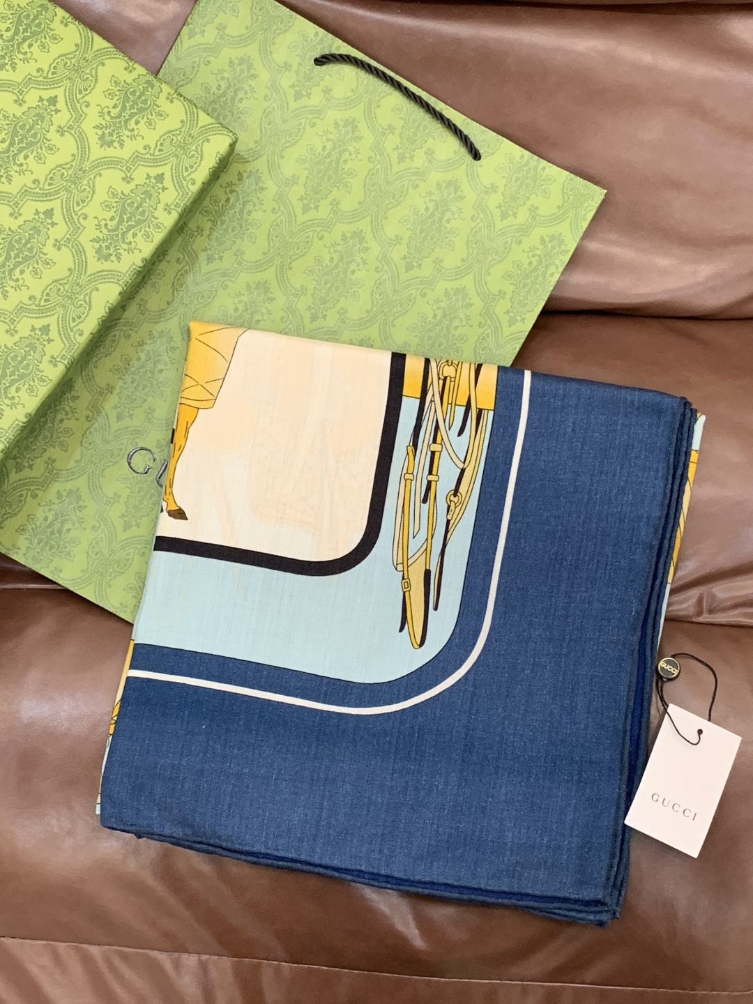 💟Gucci~140双面丝绒披肩马鞍细节和骑马图案以精致色调匠心呈献，意在向品牌与马术世界的深厚渊源致敬