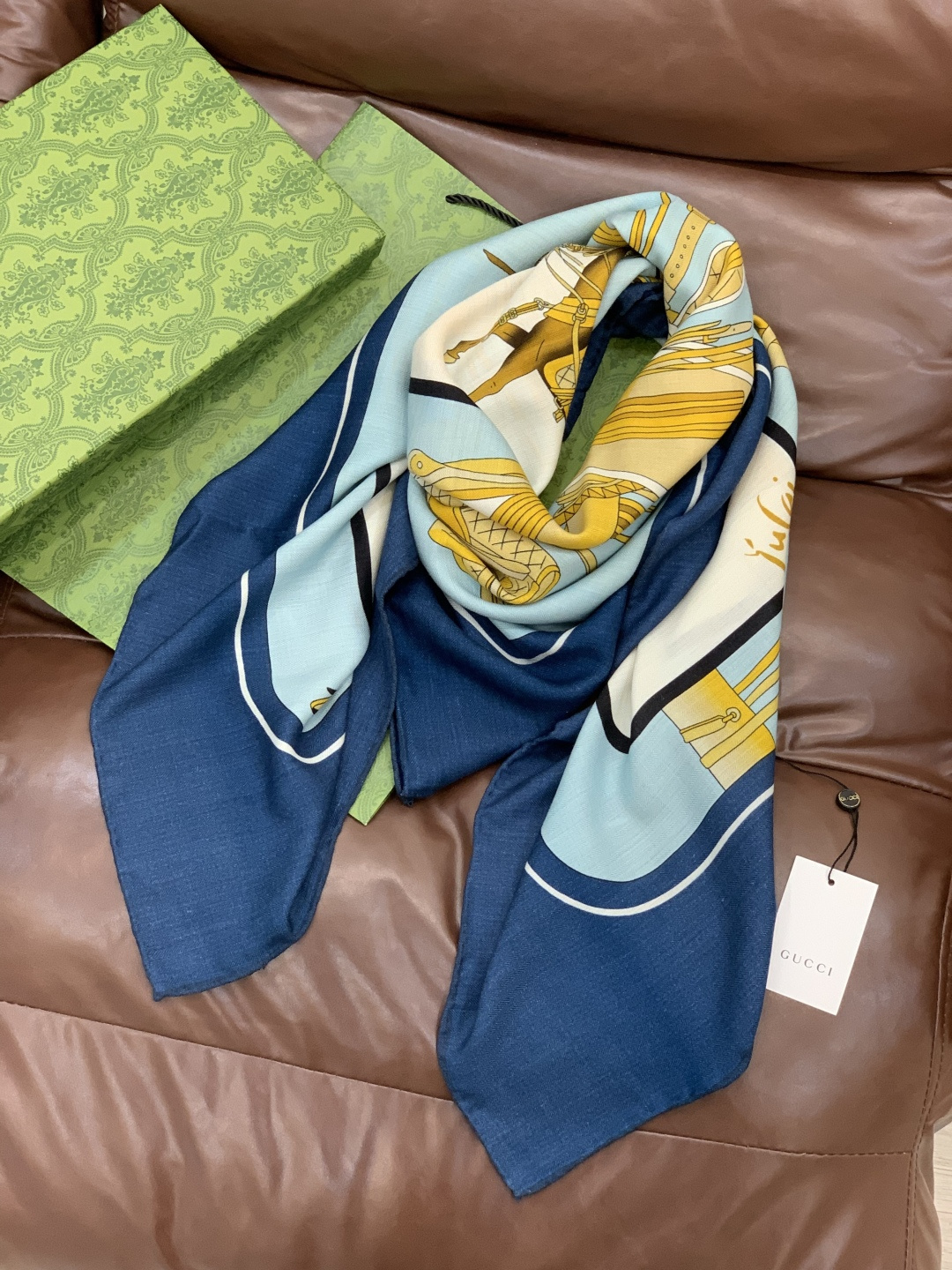 💟Gucci~140双面丝绒披肩马鞍细节和骑马图案以精致色调匠心呈献，意在向品牌与马术世界的深厚渊源致敬
