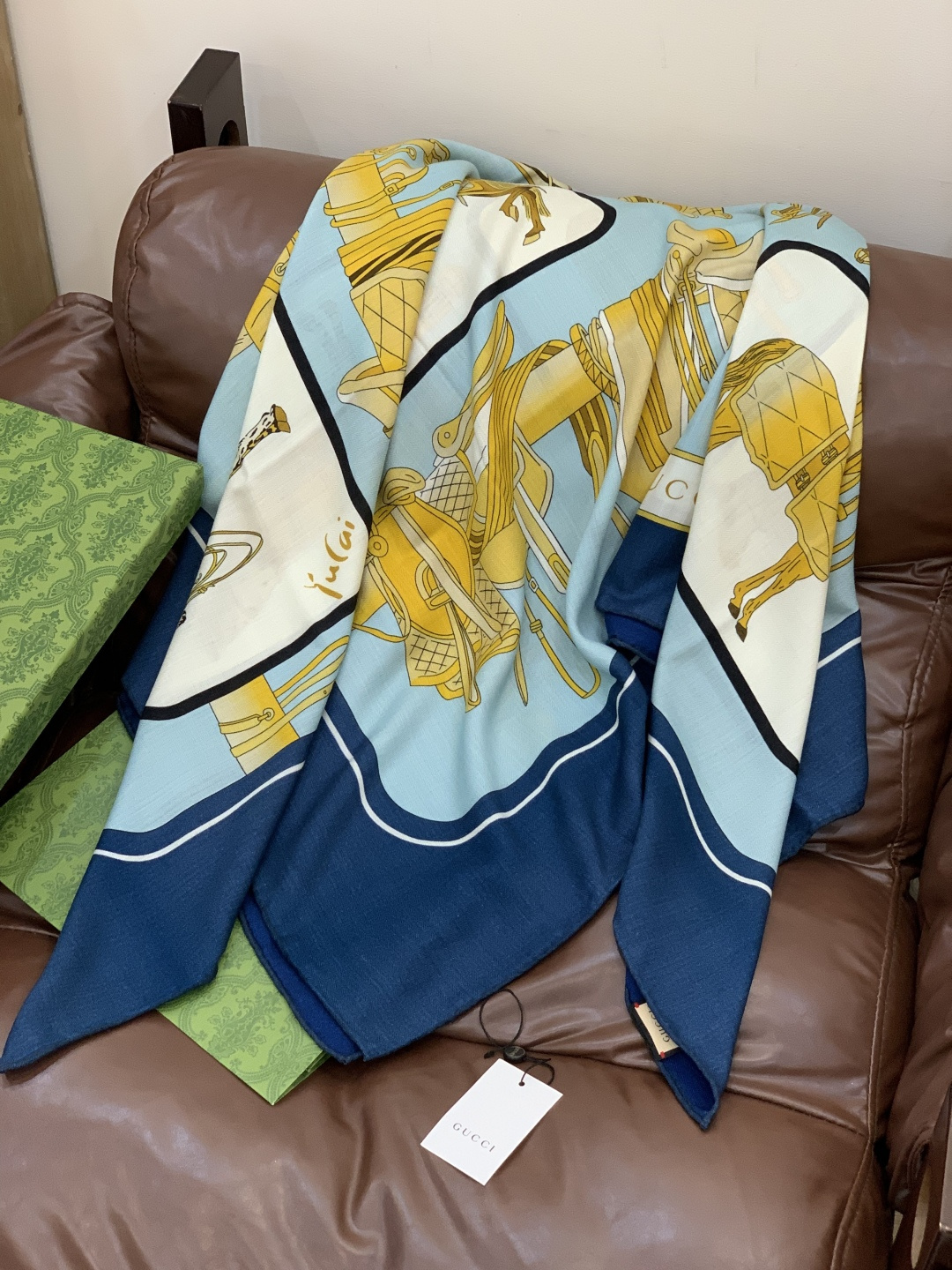 💟Gucci~140双面丝绒披肩马鞍细节和骑马图案以精致色调匠心呈献，意在向品牌与马术世界的深厚渊源致敬