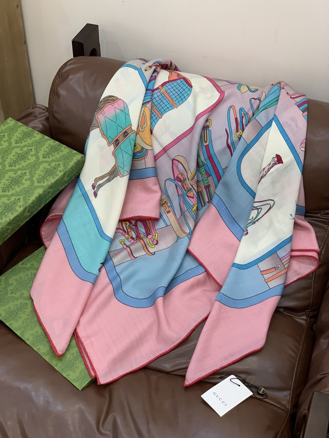 💟Gucci~140双面丝绒披肩马鞍细节和骑马图案以精致色调匠心呈献，意在向品牌与马术世界的深厚渊源致敬