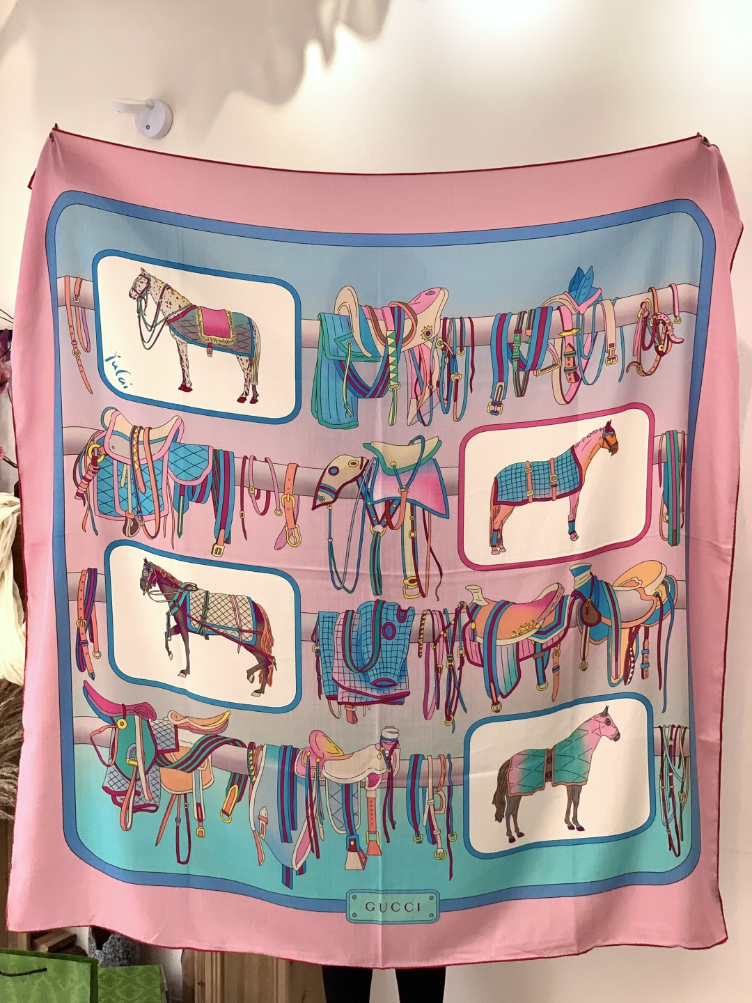 💟Gucci~140双面丝绒披肩马鞍细节和骑马图案以精致色调匠心呈献，意在向品牌与马术世界的深厚渊源致敬