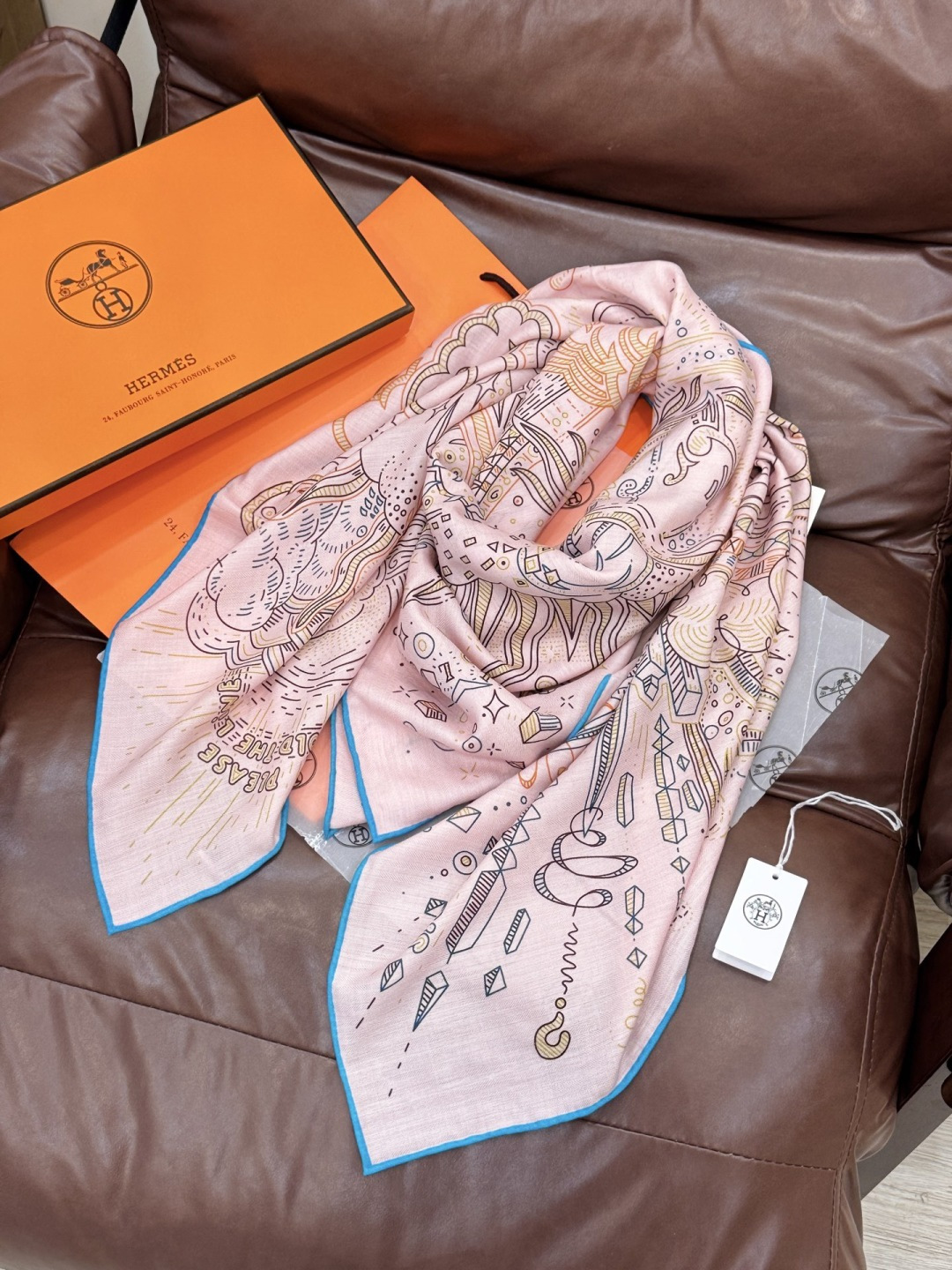 “正在接通中”140方巾～Hermes 手工卷边丝绒方巾（30%桑蚕丝70%羊绒）这款爱马仕的经典单品展