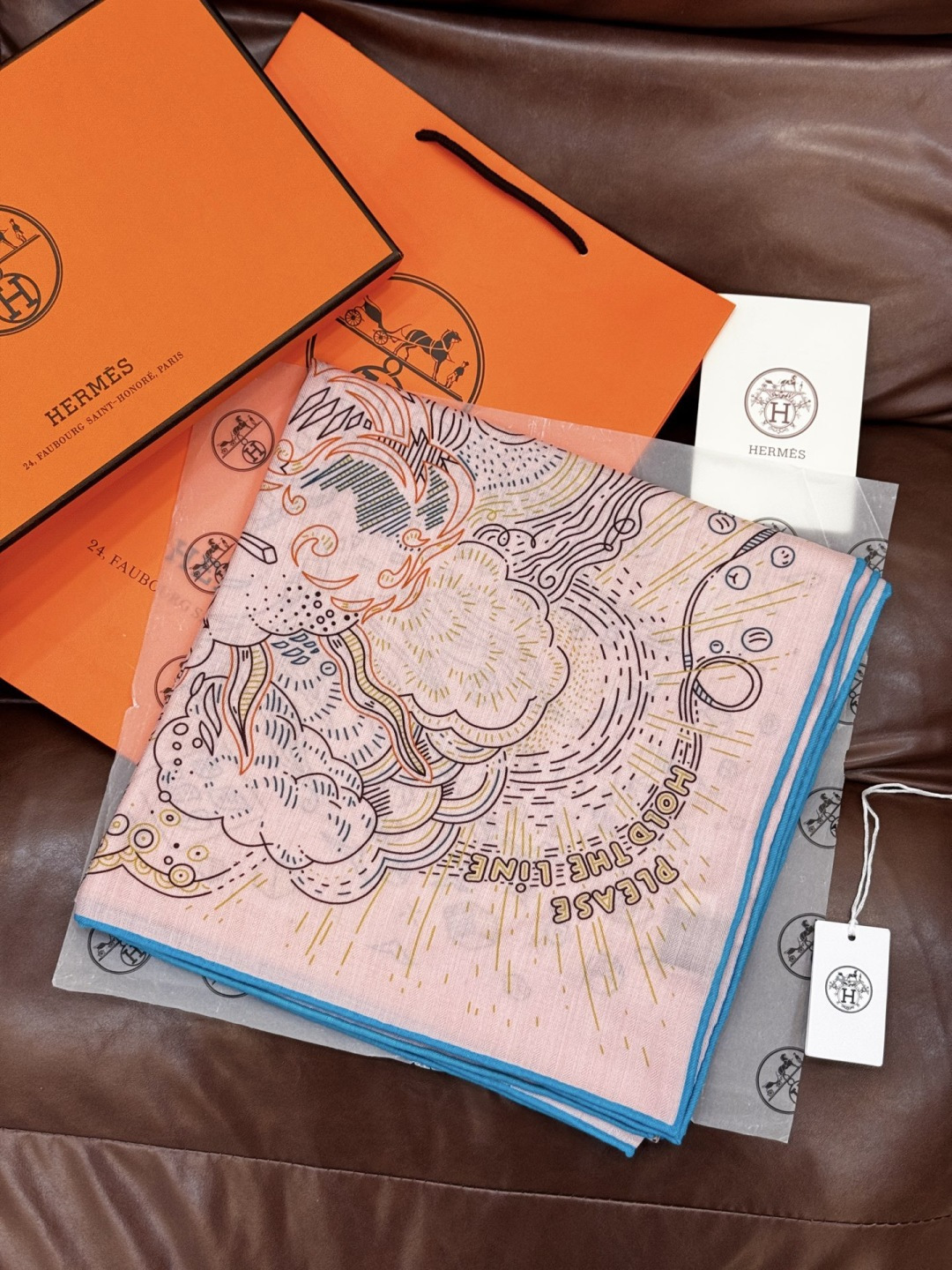 “正在接通中”140方巾～Hermes 手工卷边丝绒方巾（30%桑蚕丝70%羊绒）这款爱马仕的经典单品展