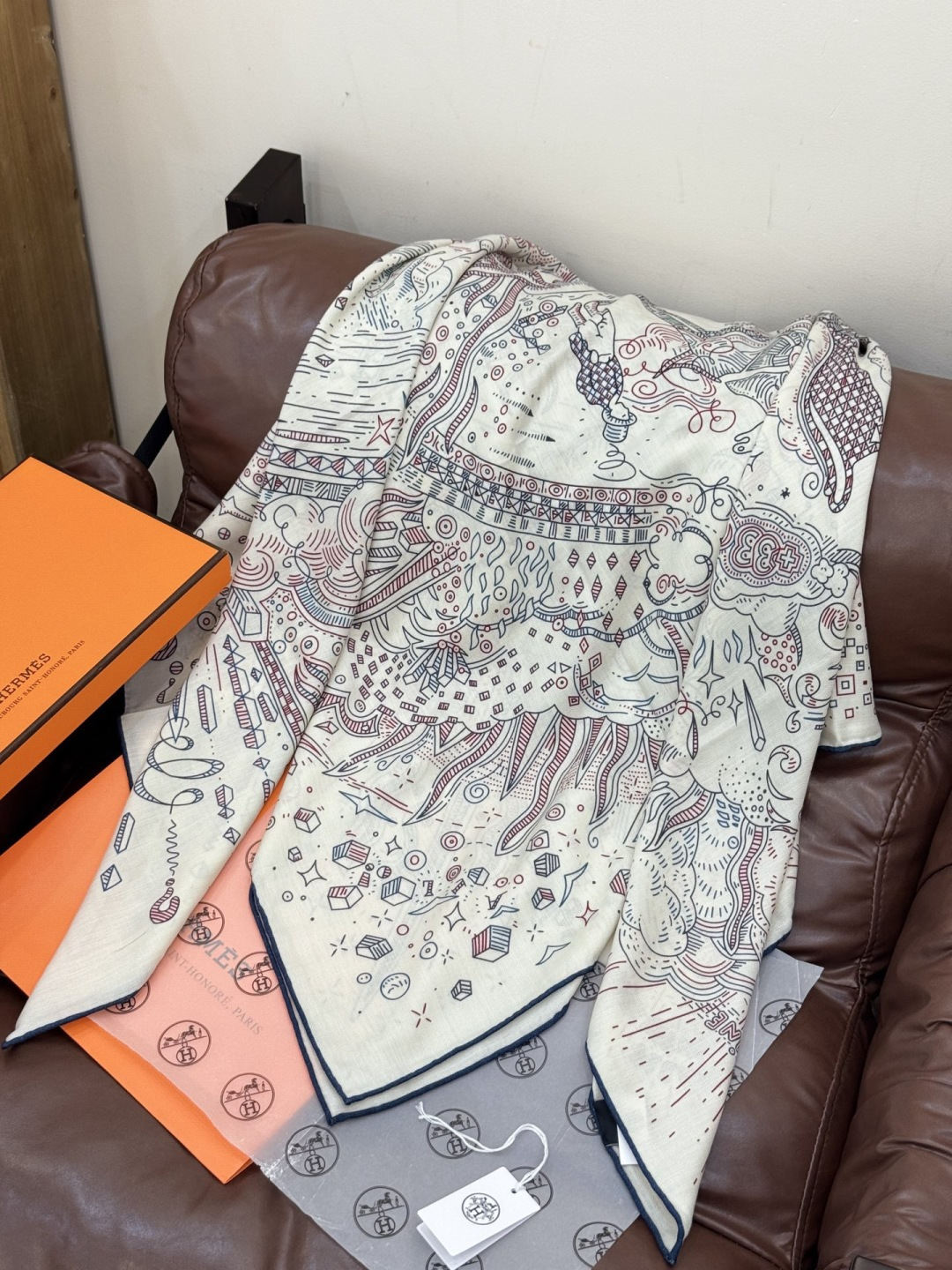 “正在接通中”140方巾～Hermes 手工卷边丝绒方巾（30%桑蚕丝70%羊绒）这款爱马仕的经典单品展