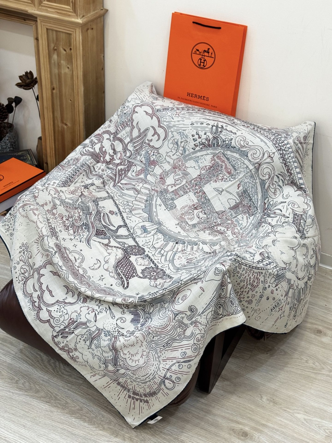 “正在接通中”140方巾～Hermes 手工卷边丝绒方巾（30%桑蚕丝70%羊绒）这款爱马仕的经典单品展