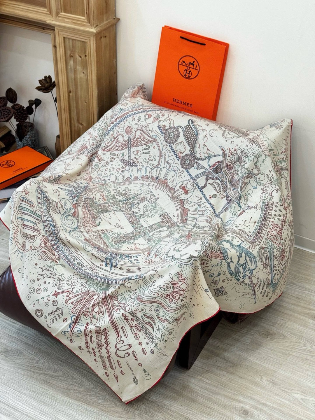 “正在接通中”140方巾～Hermes 手工卷边丝绒方巾（30%桑蚕丝70%羊绒）这款爱马仕的经典单品展