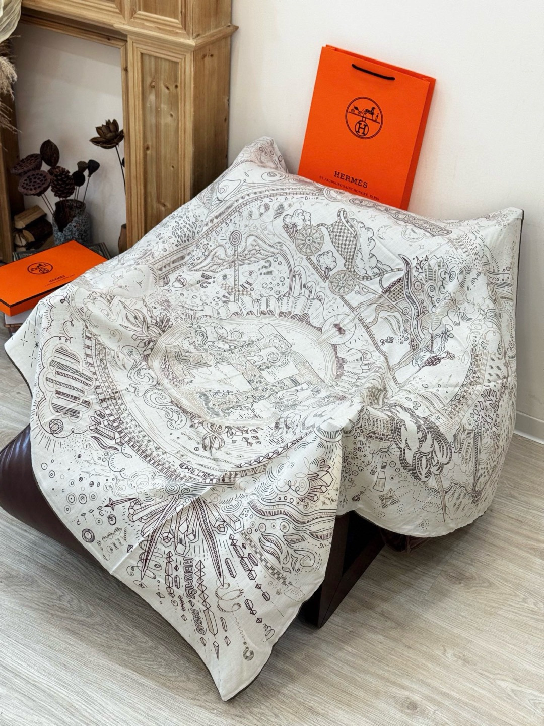 “正在接通中”140方巾～Hermes 手工卷边丝绒方巾（30%桑蚕丝70%羊绒）这款爱马仕的经典单品展