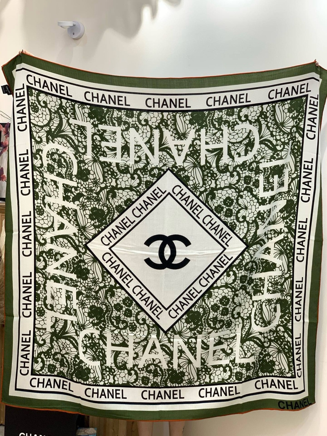 2025秋冬高级成衣系列～Chanel 【140双面同色丝绒披肩】此系列谱写一曲自由轻灵的赞歌本系列作品