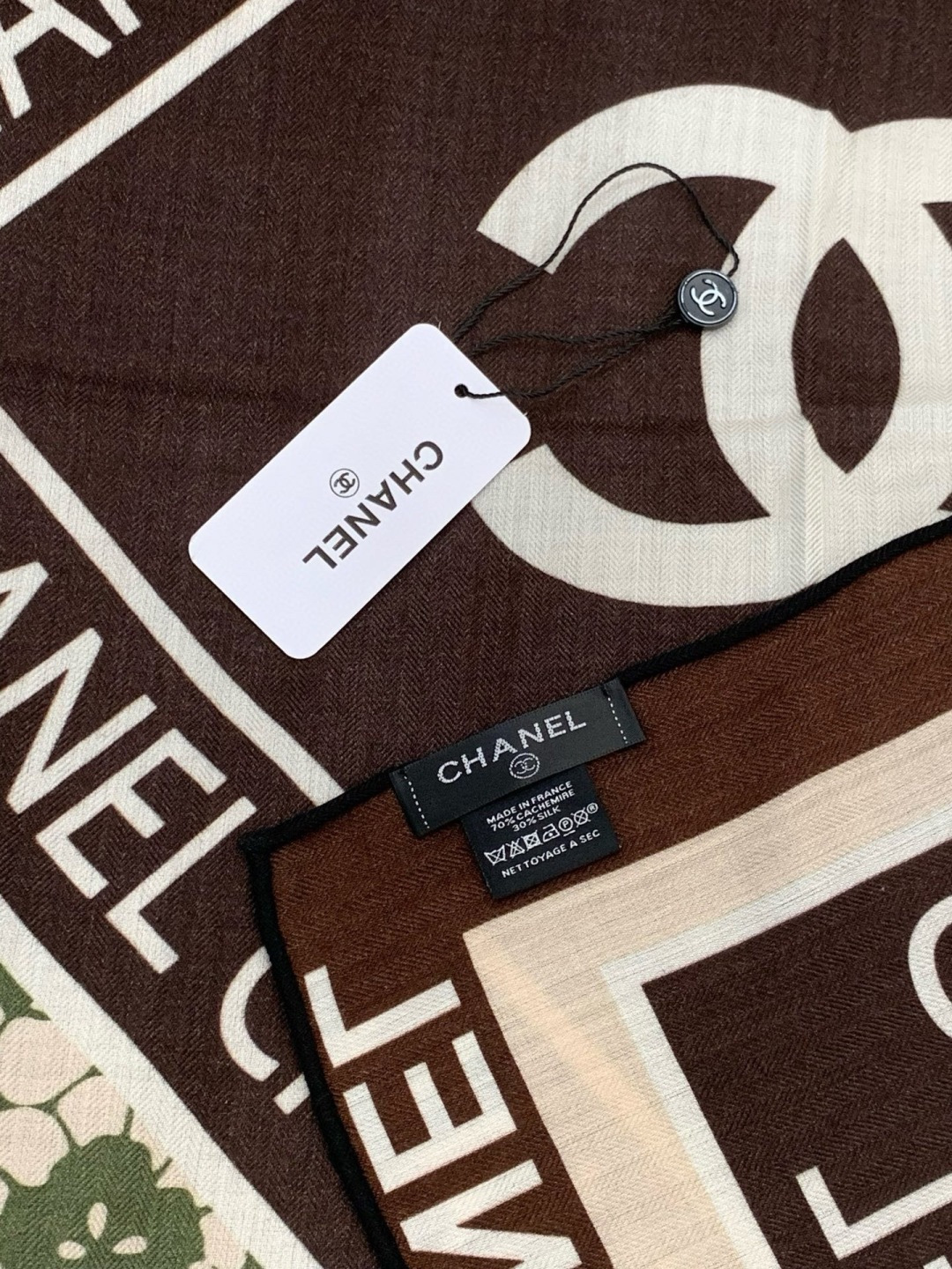 2025秋冬高级成衣系列～Chanel 【140双面同色丝绒披肩】此系列谱写一曲自由轻灵的赞歌本系列作品