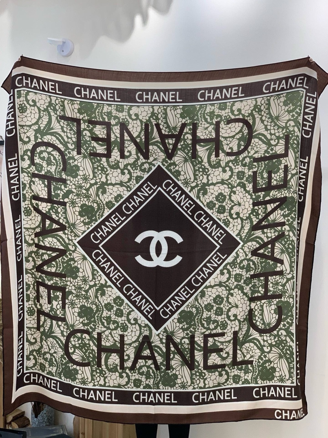 2025秋冬高级成衣系列～Chanel 【140双面同色丝绒披肩】此系列谱写一曲自由轻灵的赞歌本系列作品
