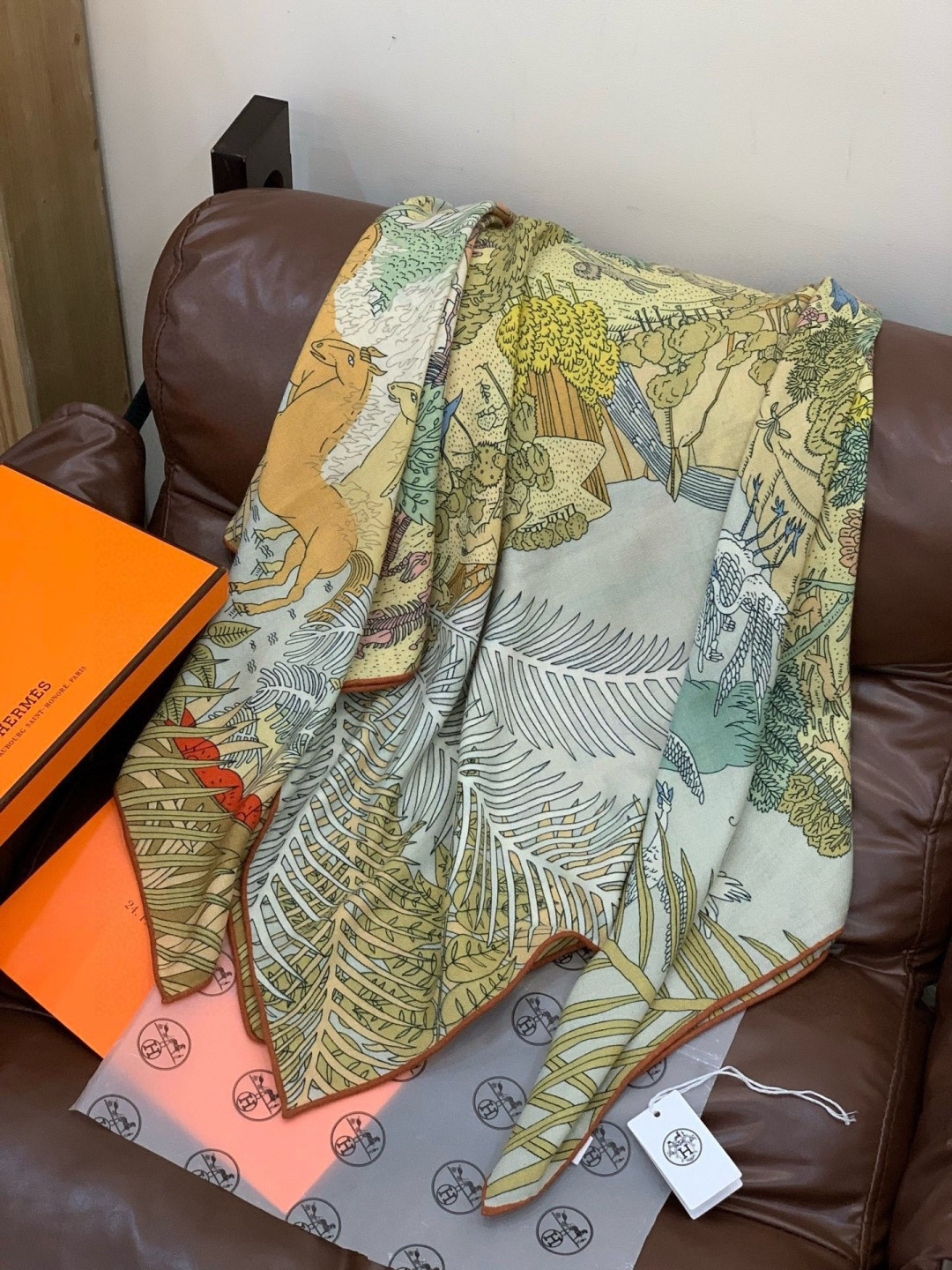 爱马仕～秋冬搭配利器❗️顶级双面同色真丝羊绒披肩！！1条等于2条】点睛精彩，图案和配色都超级喜欢，又一款