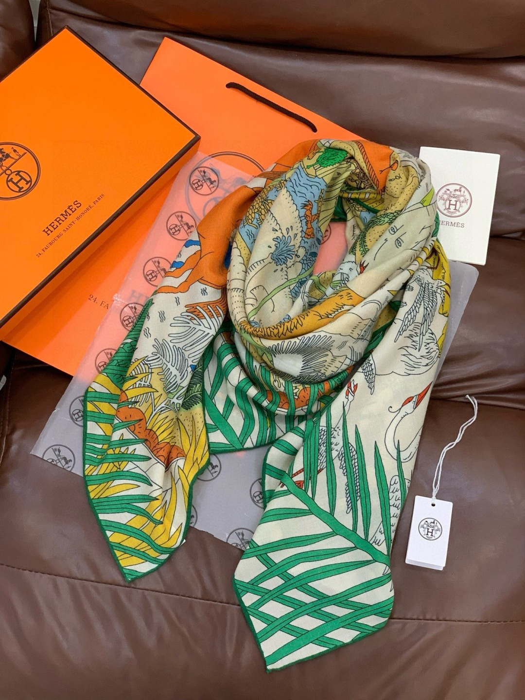 爱马仕～秋冬搭配利器❗️顶级双面同色真丝羊绒披肩！！1条等于2条】点睛精彩，图案和配色都超级喜欢，又一款