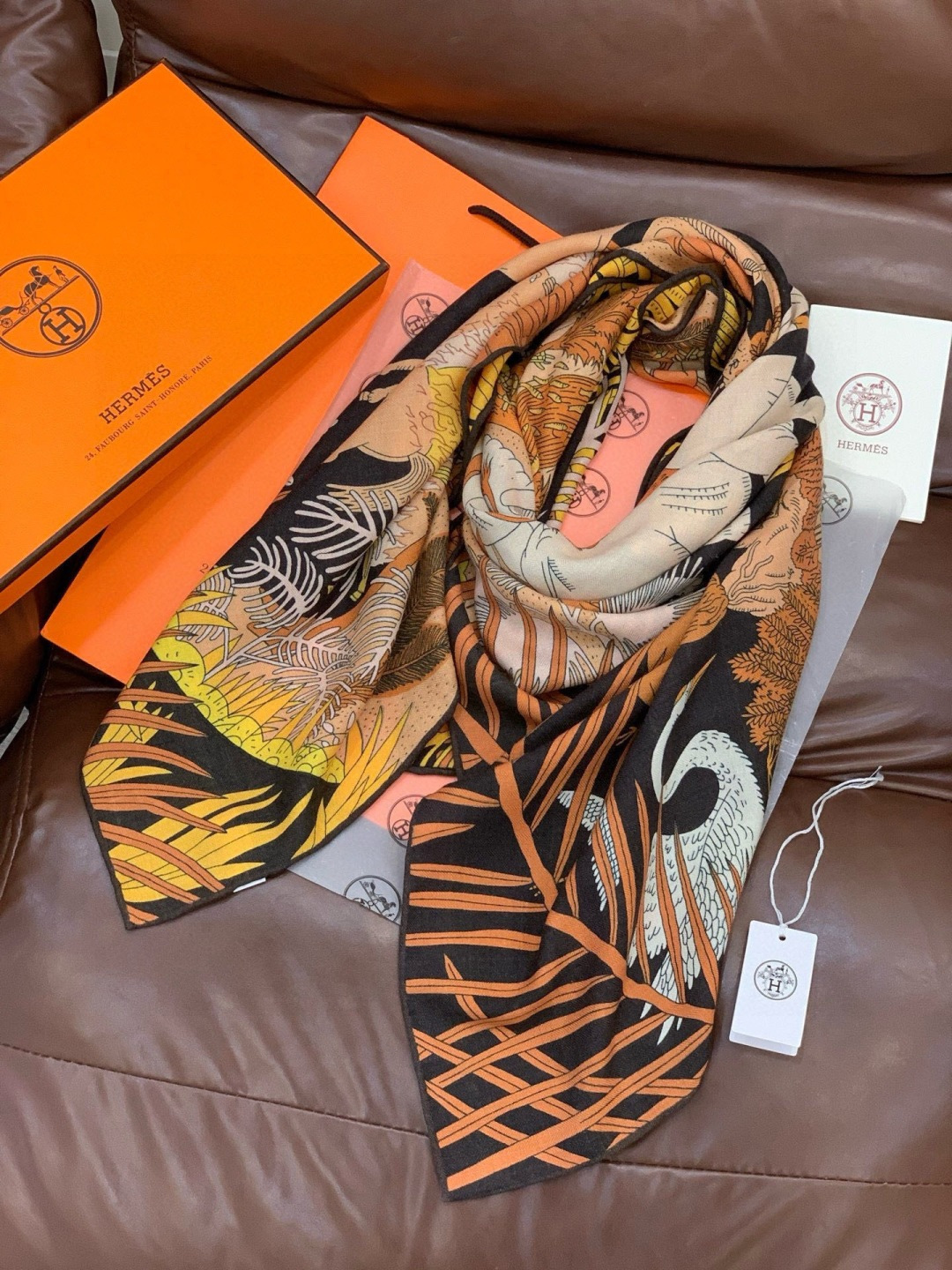 爱马仕～秋冬搭配利器❗️顶级双面同色真丝羊绒披肩！！1条等于2条】点睛精彩，图案和配色都超级喜欢，又一款