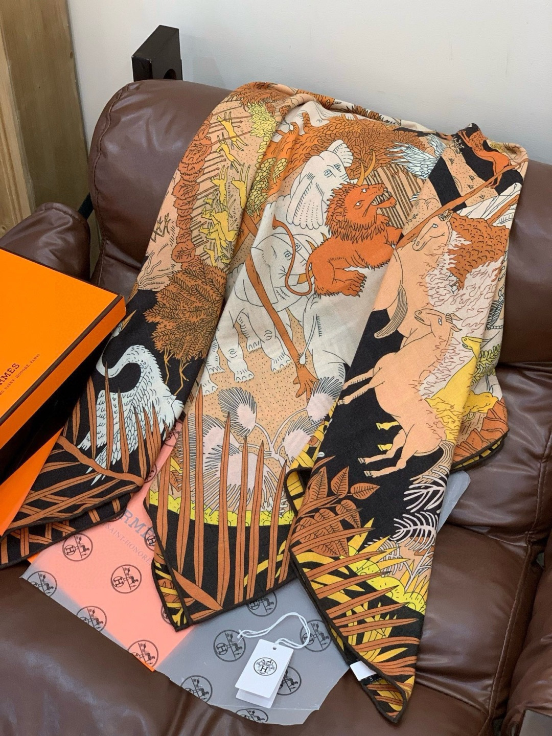 爱马仕～秋冬搭配利器❗️顶级双面同色真丝羊绒披肩！！1条等于2条】点睛精彩，图案和配色都超级喜欢，又一款