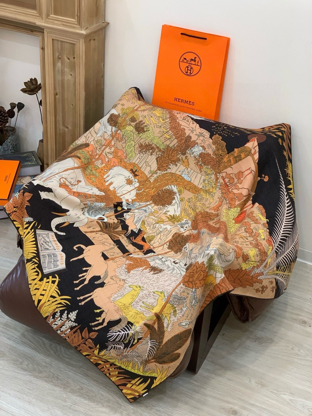 爱马仕～秋冬搭配利器❗️顶级双面同色真丝羊绒披肩！！1条等于2条】点睛精彩，图案和配色都超级喜欢，又一款