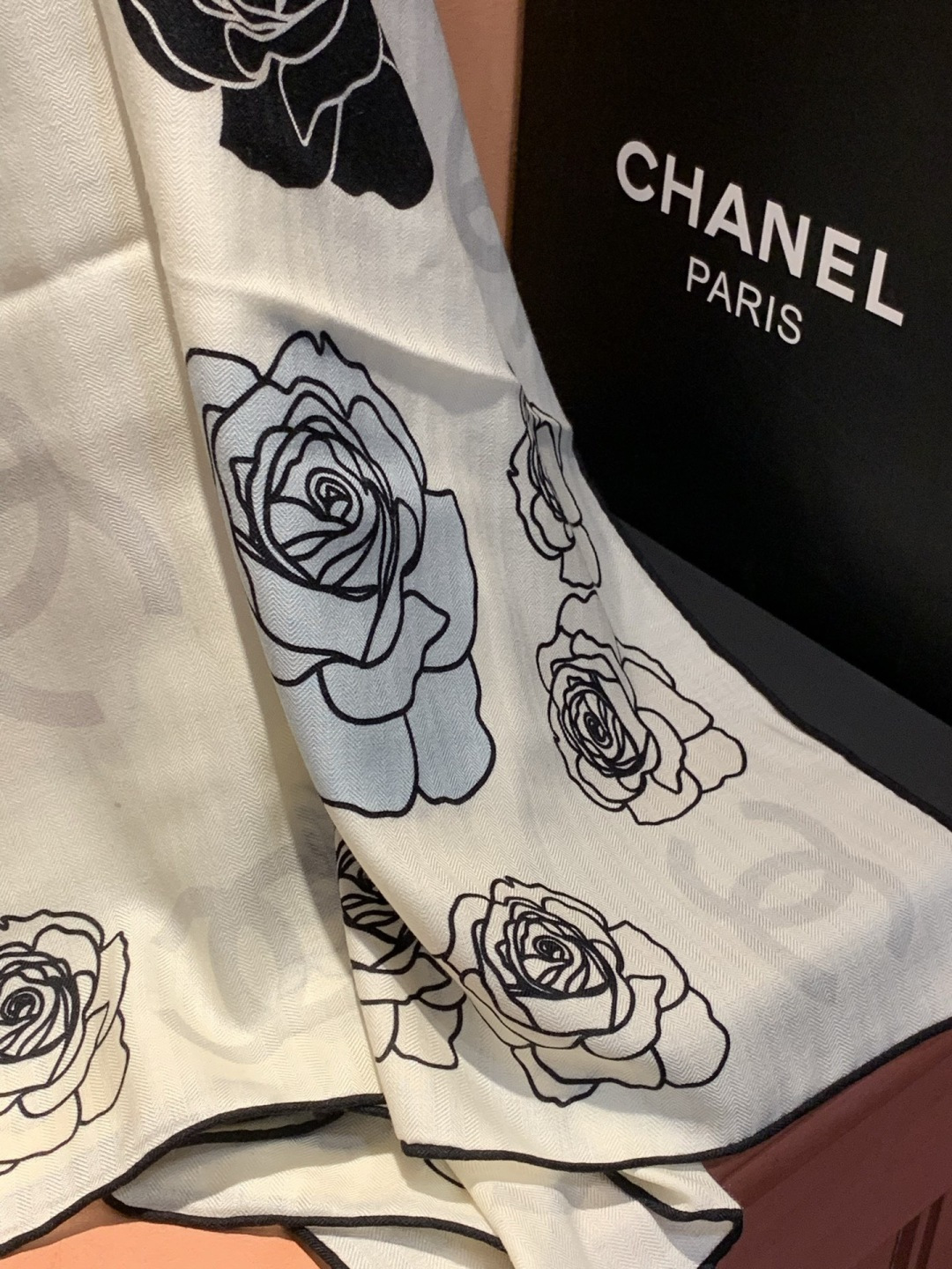 香奈儿上新❤️【Chanel】 经典茶花优雅Coco风，Chanel最新丝绒大方巾~气质到骨子里，香奶奶