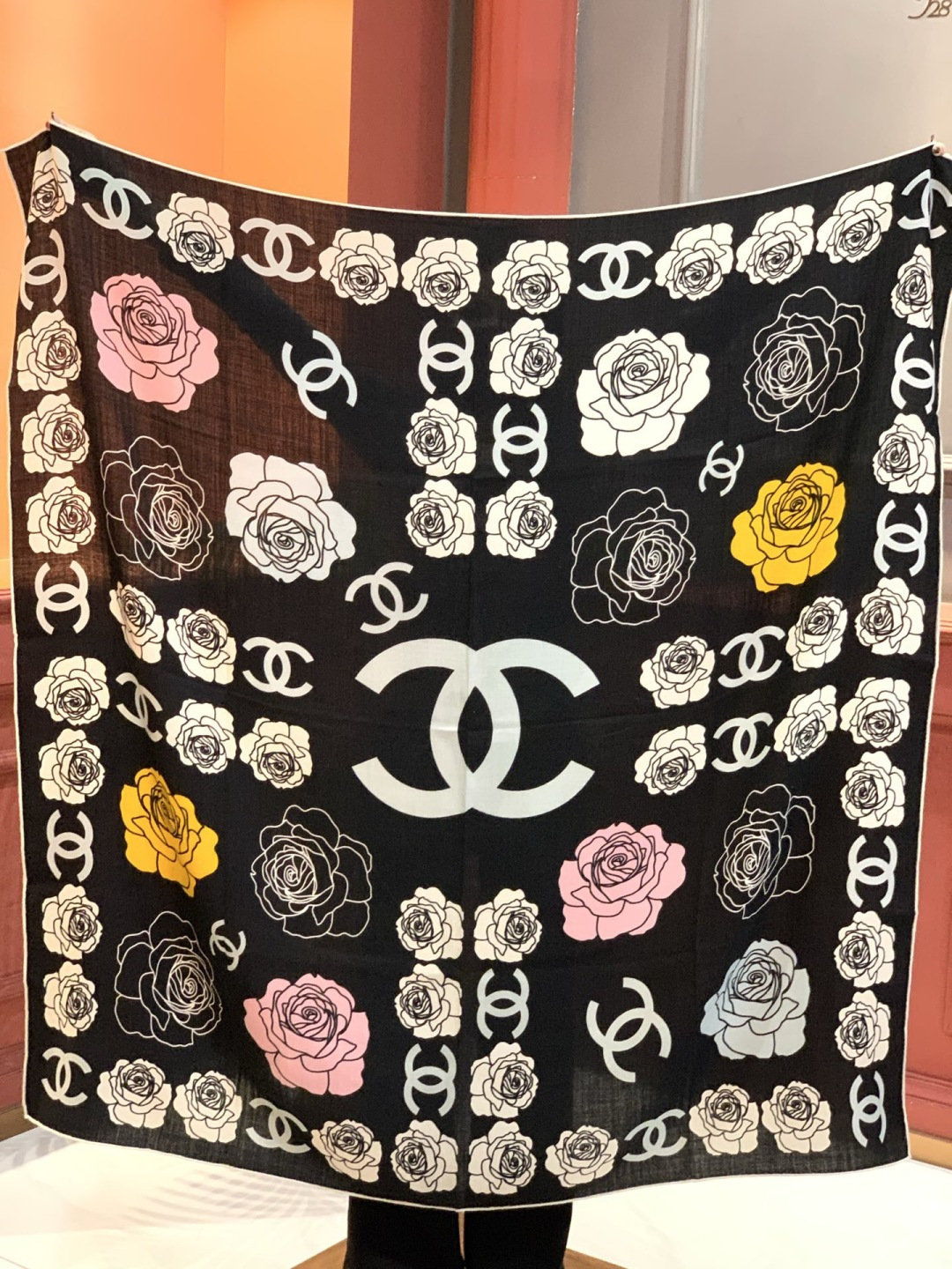 香奈儿上新❤️【Chanel】 经典茶花优雅Coco风，Chanel最新丝绒大方巾~气质到骨子里，香奶奶