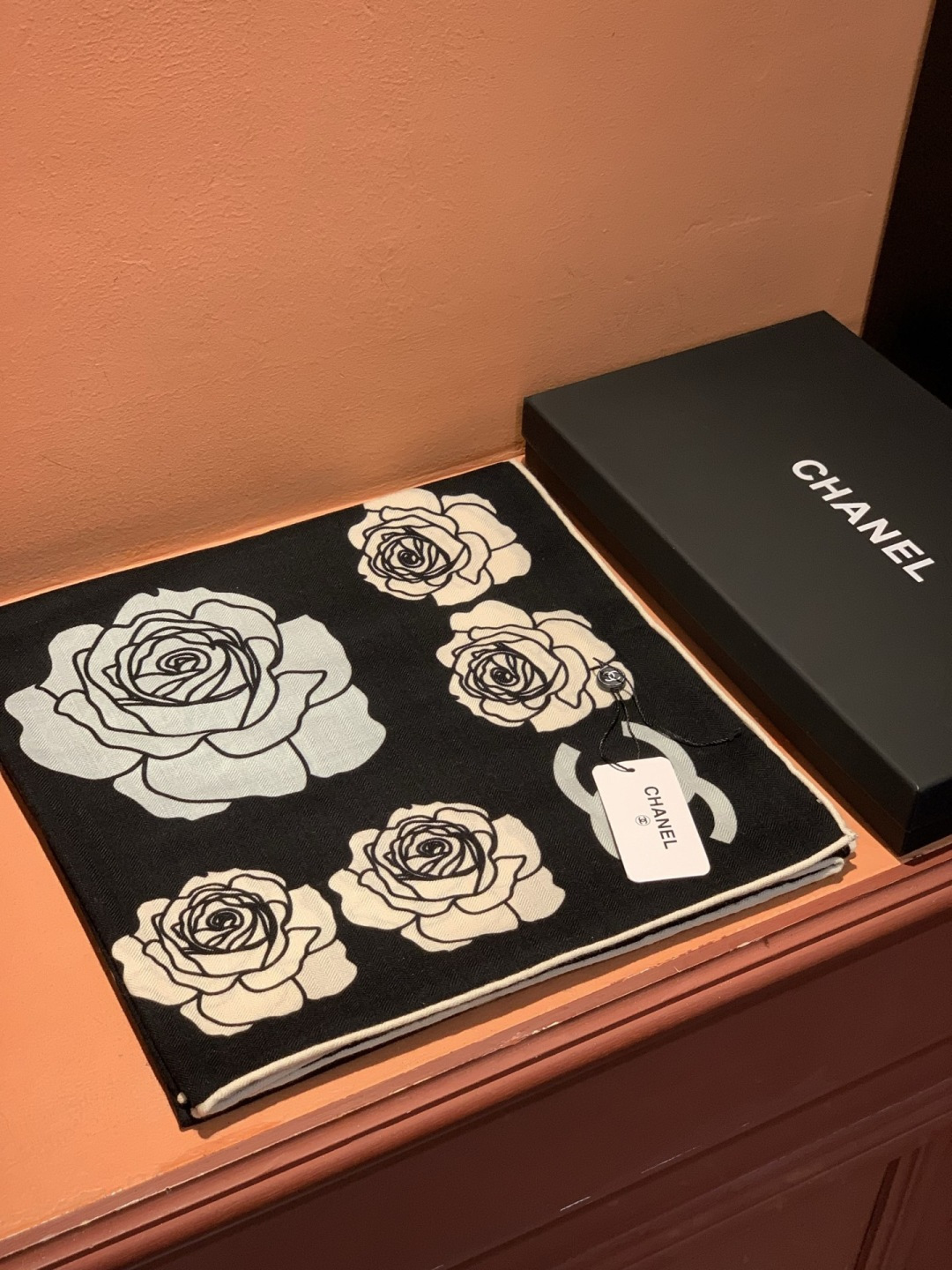 P230 香奈儿上新❤️
【Chanel】
经典茶花优雅Coco风,Chanel最新丝绒大方巾~气质到骨子里,香奶奶新一季的面料超高级,真心超级柔软,丝丝顺滑,韧性很强 不容易被轻易勾丝!今年新出的系列~真的被这样的设计美到,香奈儿家的丝巾绝对是优雅的代表,一条小香的丝巾,给你最好的搭配!!
必入!上身效果简直优雅气质到不行,非常灵动.层次优雅质感.层层叠叠出醒目而不张扬的华丽名媛感,香粉必入
140*140cm 的尺寸,上身效果真的不用多说的美(搭配服饰鞋包更有感觉)!实物绝对更美!经典黑白色