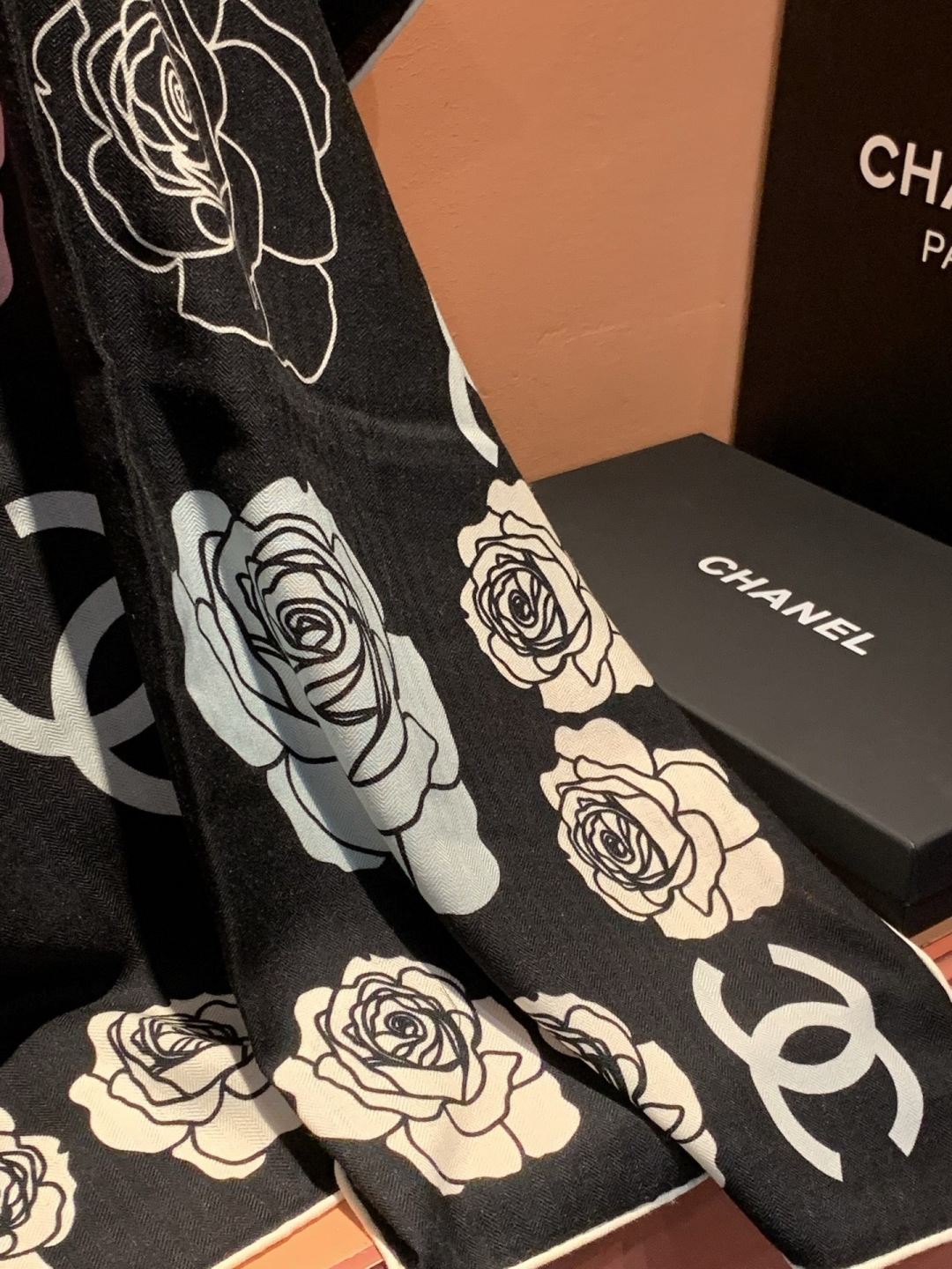 香奈儿上新❤️【Chanel】 经典茶花优雅Coco风，Chanel最新丝绒大方巾~气质到骨子里，香奶奶