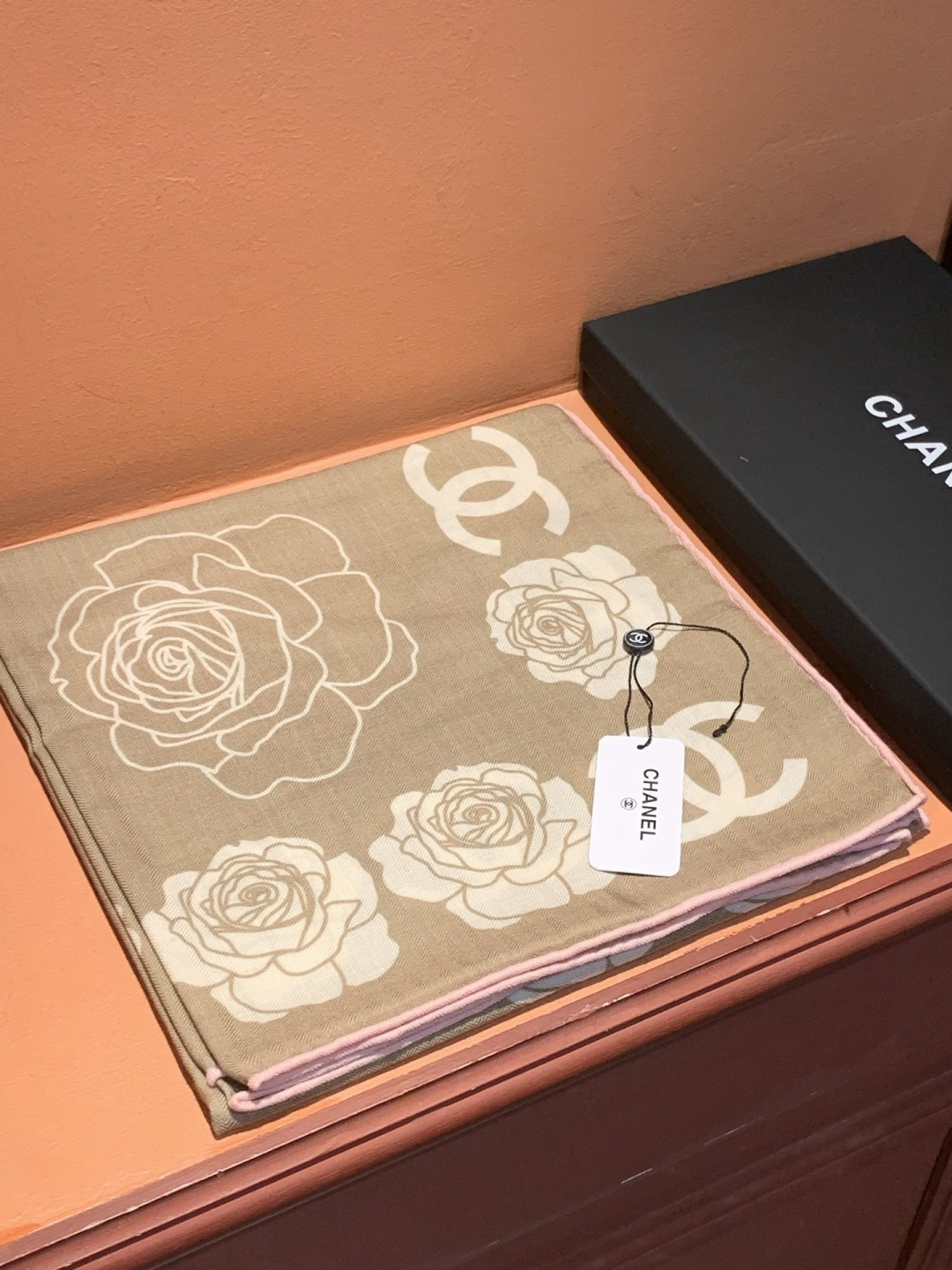 P230 香奈儿上新❤️
【Chanel】
经典茶花优雅Coco风,Chanel最新丝绒大方巾~气质到骨子里,香奶奶新一季的面料超高级,真心超级柔软,丝丝顺滑,韧性很强 不容易被轻易勾丝!今年新出的系列~真的被这样的设计美到,香奈儿家的丝巾绝对是优雅的代表,一条小香的丝巾,给你最好的搭配!!
必入!上身效果简直优雅气质到不行,非常灵动.层次优雅质感.层层叠叠出醒目而不张扬的华丽名媛感,香粉必入
140*140cm 的尺寸,上身效果真的不用多说的美(搭配服饰鞋包更有感觉)!实物绝对更美!经典黑白色