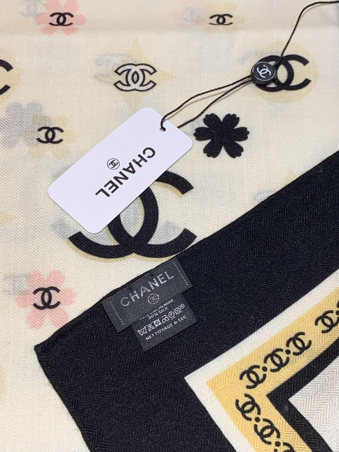 香奈儿上新❤️【Chanel】 经典茶花优雅Coco风，Chanel最新丝绒大方巾~气质到骨子里，香奶奶