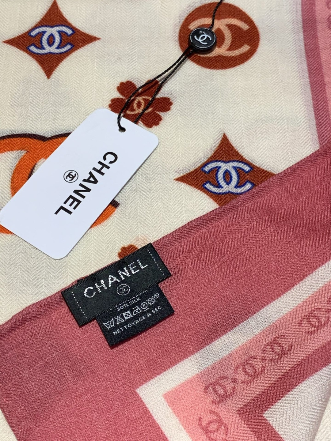 香奈儿上新❤️【Chanel】 经典茶花优雅Coco风，Chanel最新丝绒大方巾~气质到骨子里，香奶奶