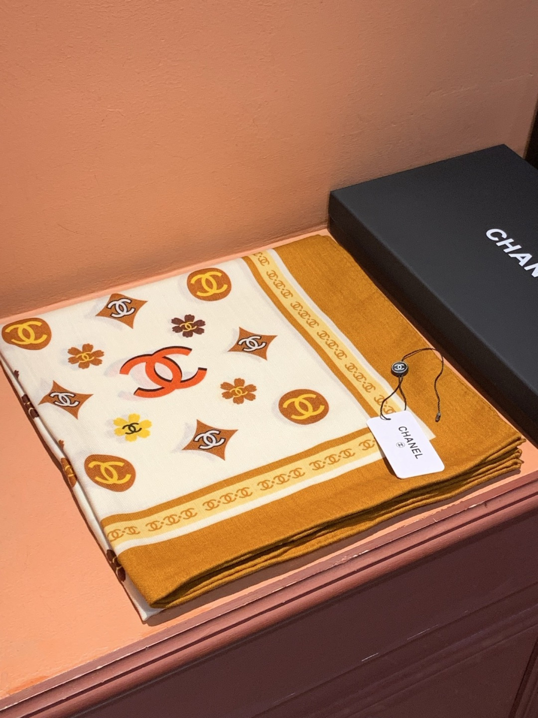 P230 香奈儿上新❤️
【Chanel】
经典茶花优雅Coco风,Chanel最新丝绒大方巾~气质到骨子里,香奶奶新一季的面料超高级,真心超级柔软,丝丝顺滑,韧性很强 不容易被轻易勾丝!今年新出的系列~真的被这样的设计美到,香奈儿家的丝巾绝对是优雅的代表,一条小香的丝巾,给你最好的搭配!!
必入!上身效果简直优雅气质到不行,非常灵动.层次优雅质感.层层叠叠出醒目而不张扬的华丽名媛感,香粉必入
140*140cm 的尺寸,上身效果真的不用多说的美(搭配服饰鞋包更有感觉)!实物绝对更美!经典黑白色