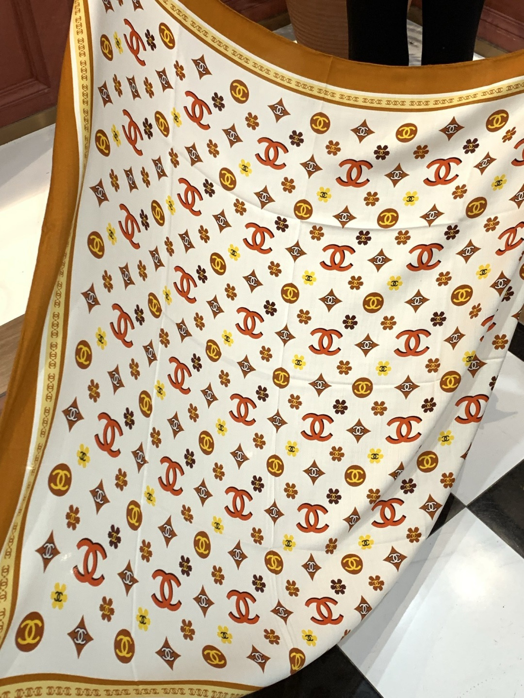 香奈儿上新❤️【Chanel】 经典茶花优雅Coco风，Chanel最新丝绒大方巾~气质到骨子里，香奶奶