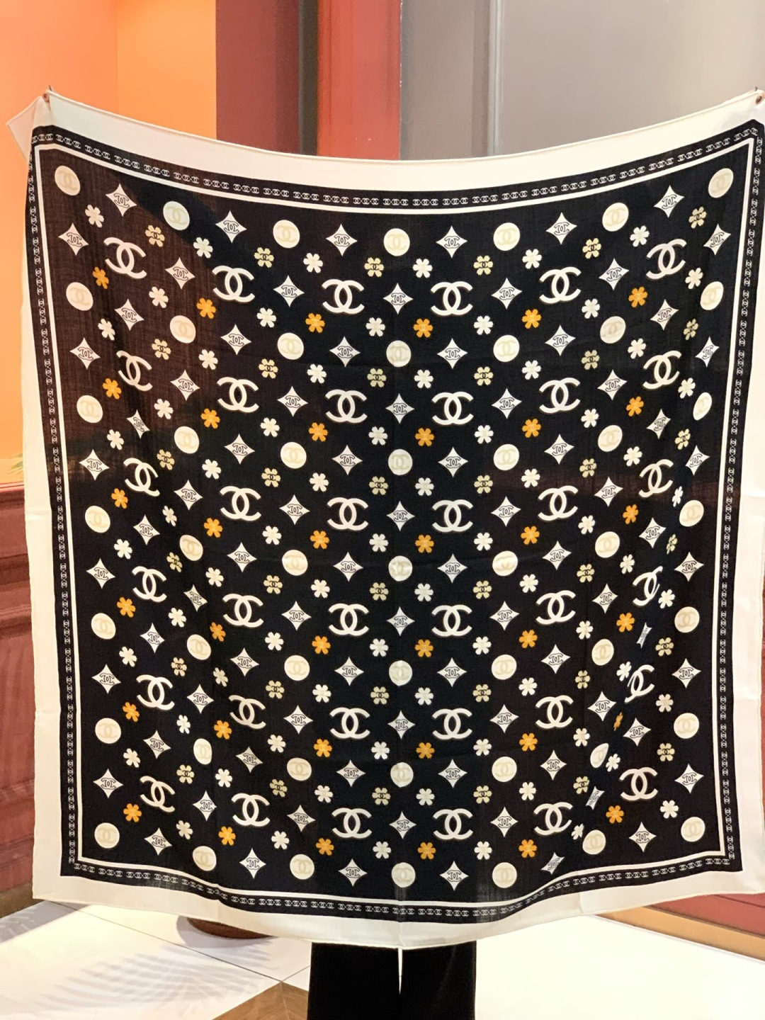 香奈儿上新❤️【Chanel】 经典茶花优雅Coco风，Chanel最新丝绒大方巾~气质到骨子里，香奶奶