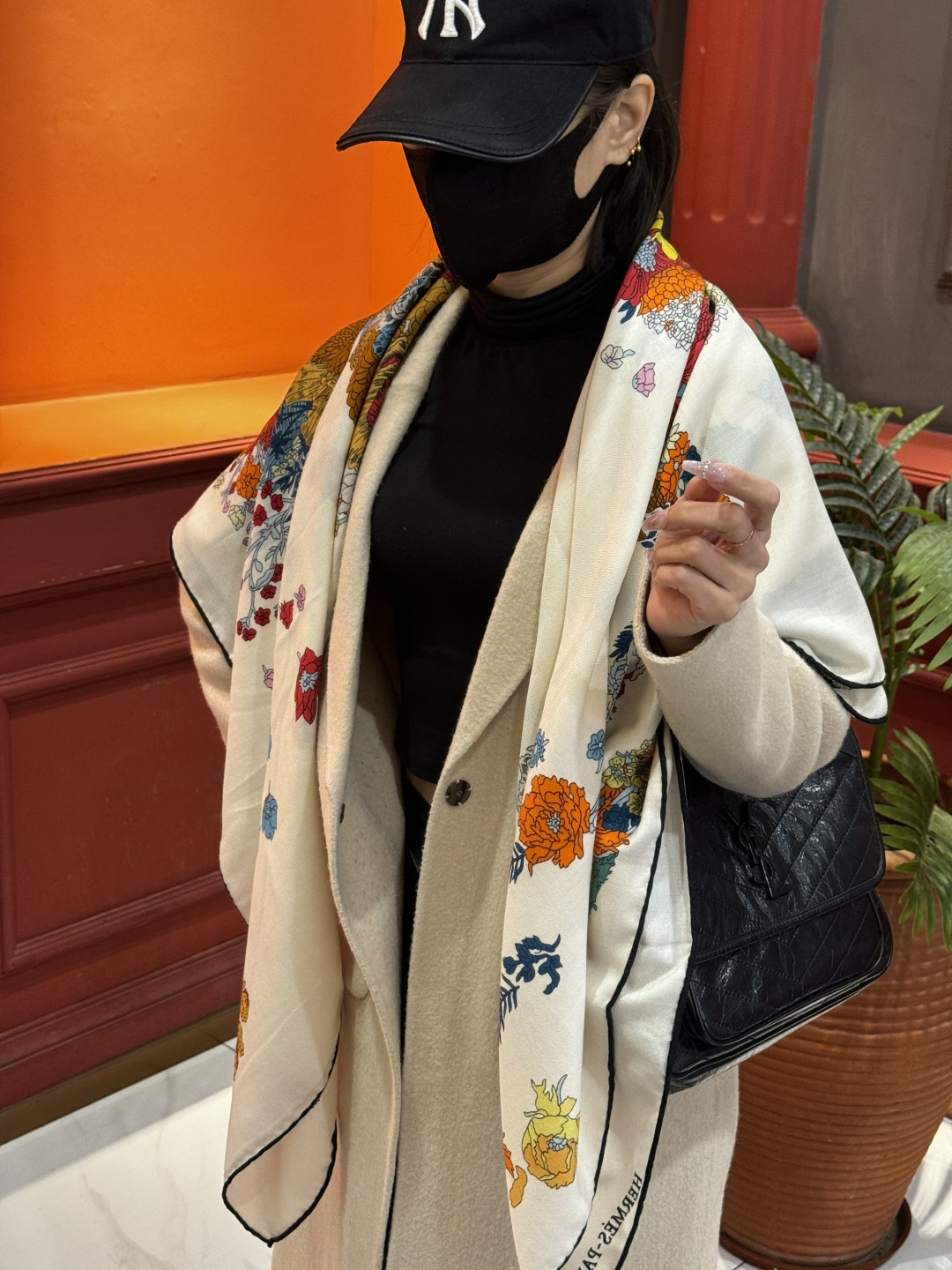 P225 ❤ 双面同色【▪️卓尔不凡,高级有气场!!】非常抬人,带点故事的精彩!永远加分的hermes艺术单品!美中有趣味,各种穿衣风格都可以和她碰撞出别样的上身效果!真的无论是配色还是设计,上身都超级有调性!随便围围就已经非常非常非常美!怎么围都是气质美美的!好看的东西,不突兀的东西,气质的东西!!!真的是爱了,上身后特别显精神,光彩照人,适合各种身材,各种年龄,各种体型,无论谁,稍微一围就会觉的自己的气质提升好几级!尺寸规格:140*140cm顶级人字纹真丝羊绒方巾!