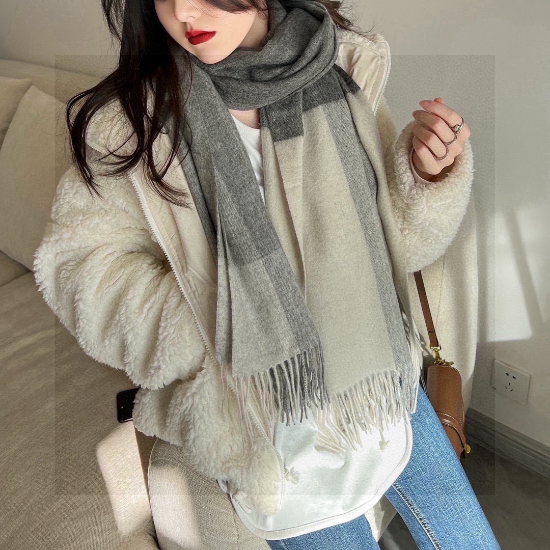 P170 限量版👍👍绝对的美化了心的设计🔝🔝，超级无敌的硬核，🔥🔥🔥从外商去年疫情前寄版下来到今天成品出库，🍩废了设计部太多心血，🔝🔝我只能说真的一切都值得🙊，爱心的设计手抄体的B家绝对的不多见的，🍗🍗国外都是超级VI价🉐️才能拿的到的东西，看似简单的刺绣 ，光帧数都一万多，精致的无敌了🔥，国内还没有任何一个绣花厂能做到，大货两个颜色只有不到100 ，🎉🎉手慢绝对的是无，好货一直是不等人的，天也凉了，🚀🚀好货也有了，亲爱的，🌸我已经推掉了几个大客不给他们包版，就是为了跟大家一起分享美好的事物，给点力哈哈🏅🏅，规格200*70