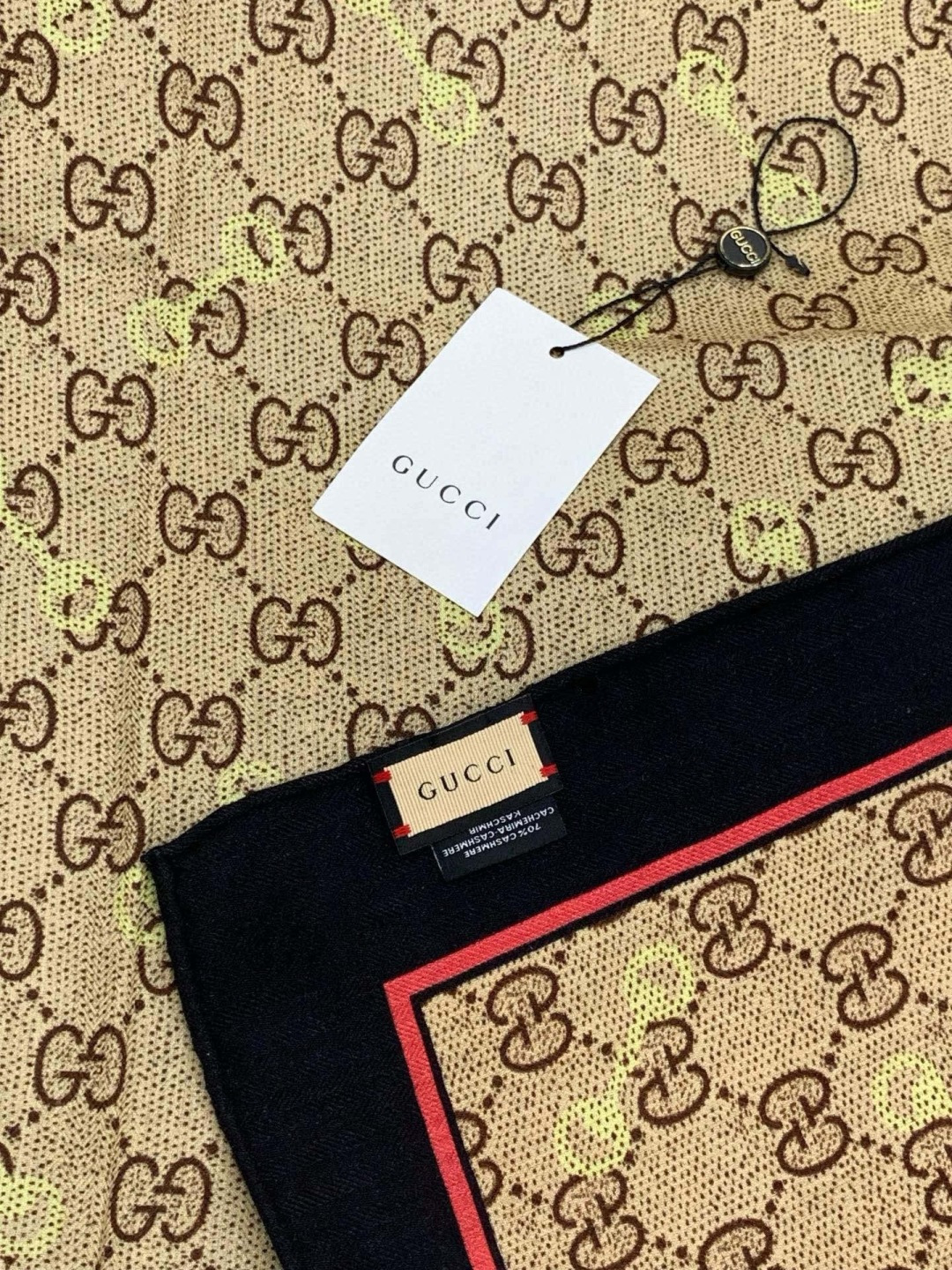 Gucci~140双面丝绒披肩马衔扣细节和GG图案以精致色调匠心呈献，意在向品牌与马术世界的深厚渊源致敬
