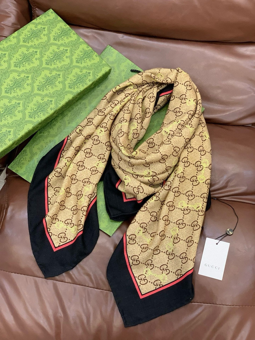 Gucci~140双面丝绒披肩马衔扣细节和GG图案以精致色调匠心呈献，意在向品牌与马术世界的深厚渊源致敬