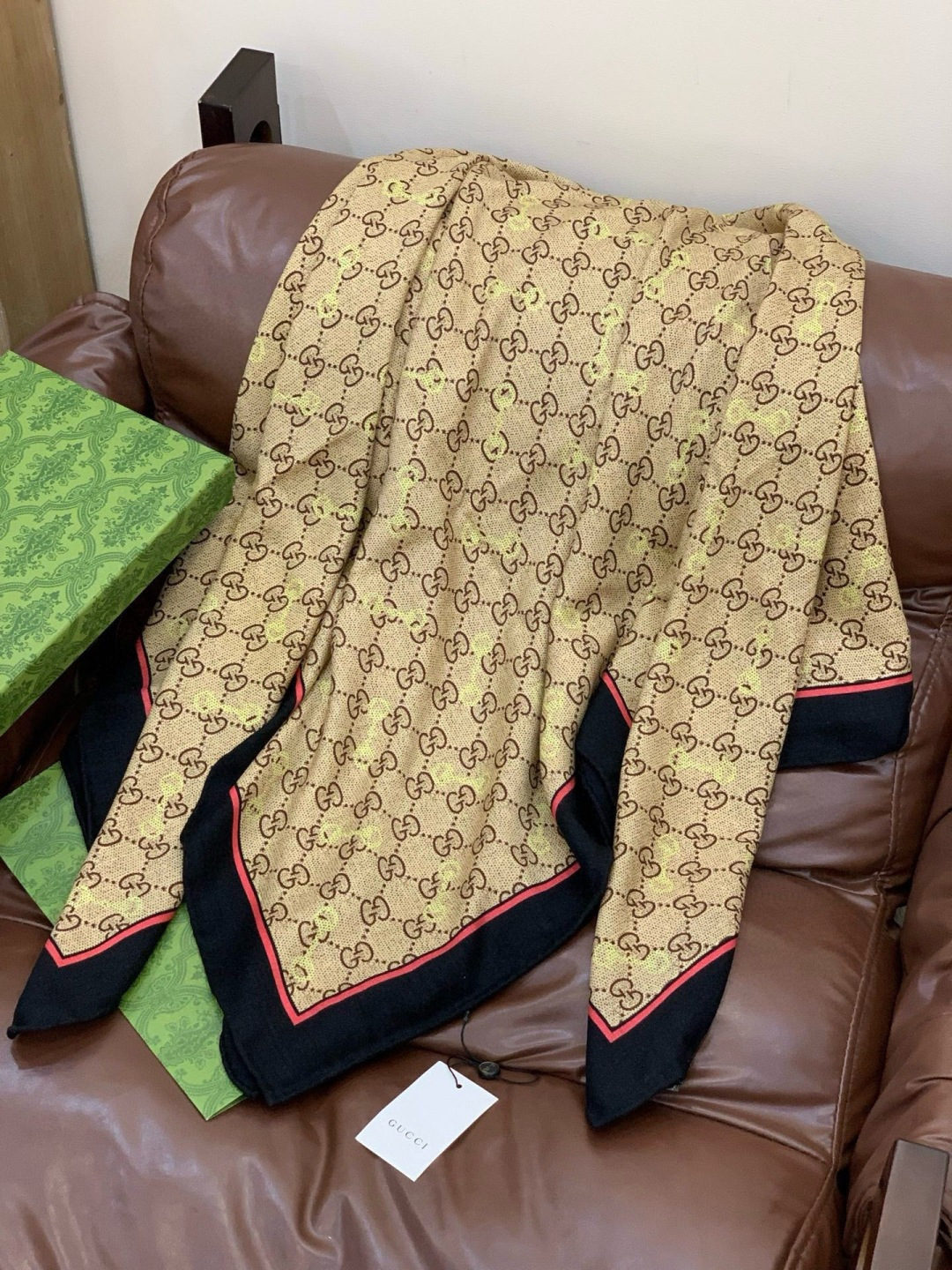 Gucci~140双面丝绒披肩马衔扣细节和GG图案以精致色调匠心呈献，意在向品牌与马术世界的深厚渊源致敬