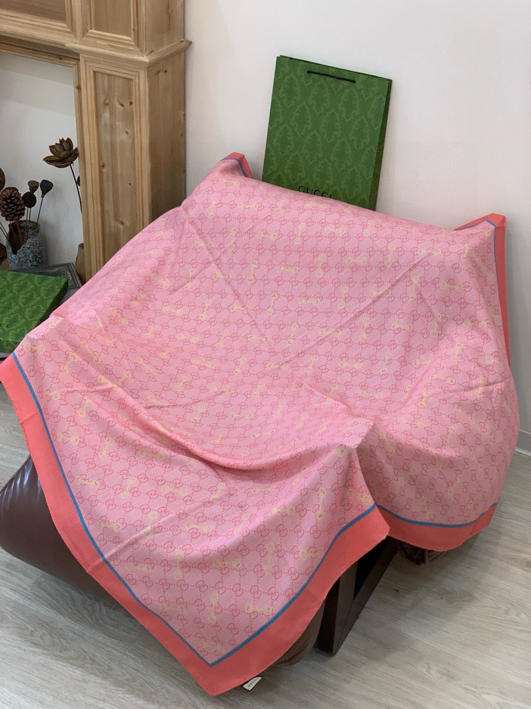 Gucci~140双面丝绒披肩马衔扣细节和GG图案以精致色调匠心呈献，意在向品牌与马术世界的深厚渊源致敬